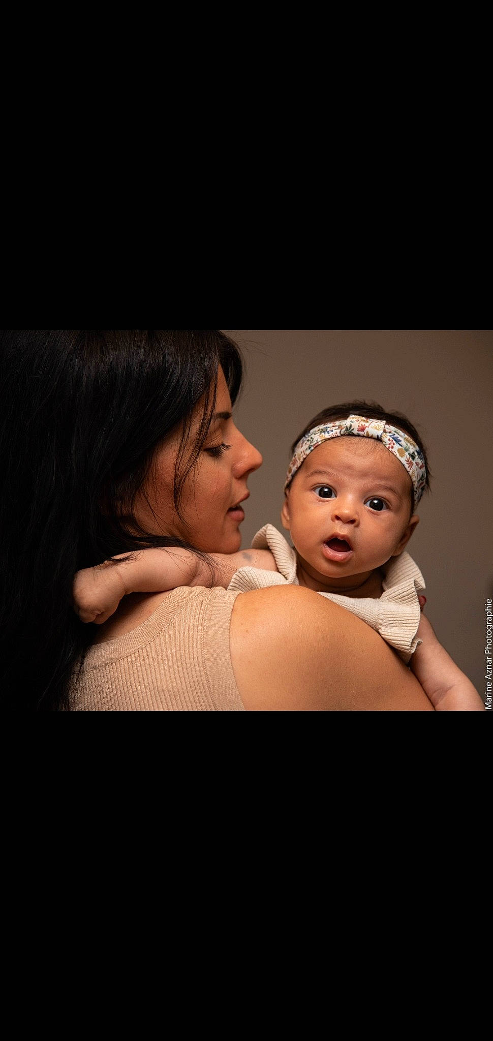 Iris a rejoint le concours — aidez-le/la à gagner de superbes lots ! baby, cheek, child, flash_photography, fun, hair_accessory, headband, headpiece, love, person, photograph, photography, portrait, smile, surprise, toddler