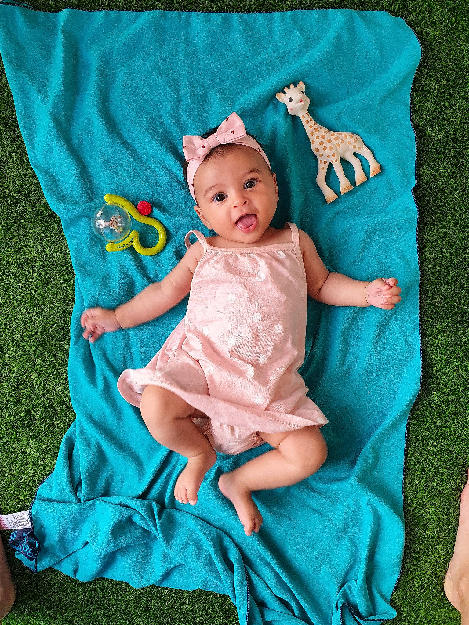 Iris a rejoint le concours — aidez-le/la à gagner de superbes lots ! aqua, baby, baby_products, baby_toddler_clothing, blue, child, dress, furniture, linens, pattern, person, product, sitting, surprise, textile, toddler, turquoise