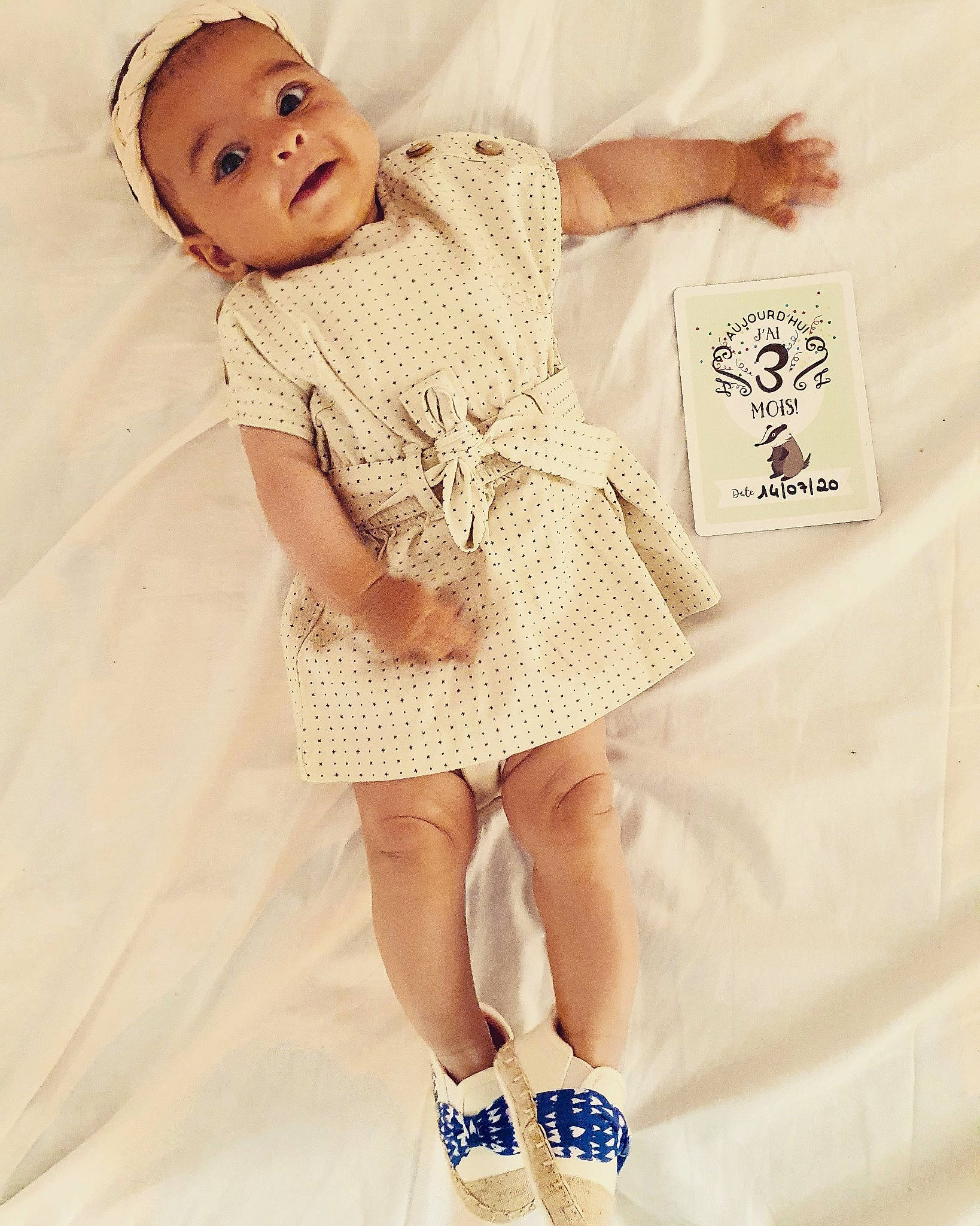 Iris participe au concours pour gagner de l'argent avec cette photo : beige, child, child_model, clothing, dress, fashion, fashion_accessory, fashion_design, footwear, hair_accessory, happy, human_leg, joint, leg, pattern, person, photo_shoot, shoe, shoulder, toddler