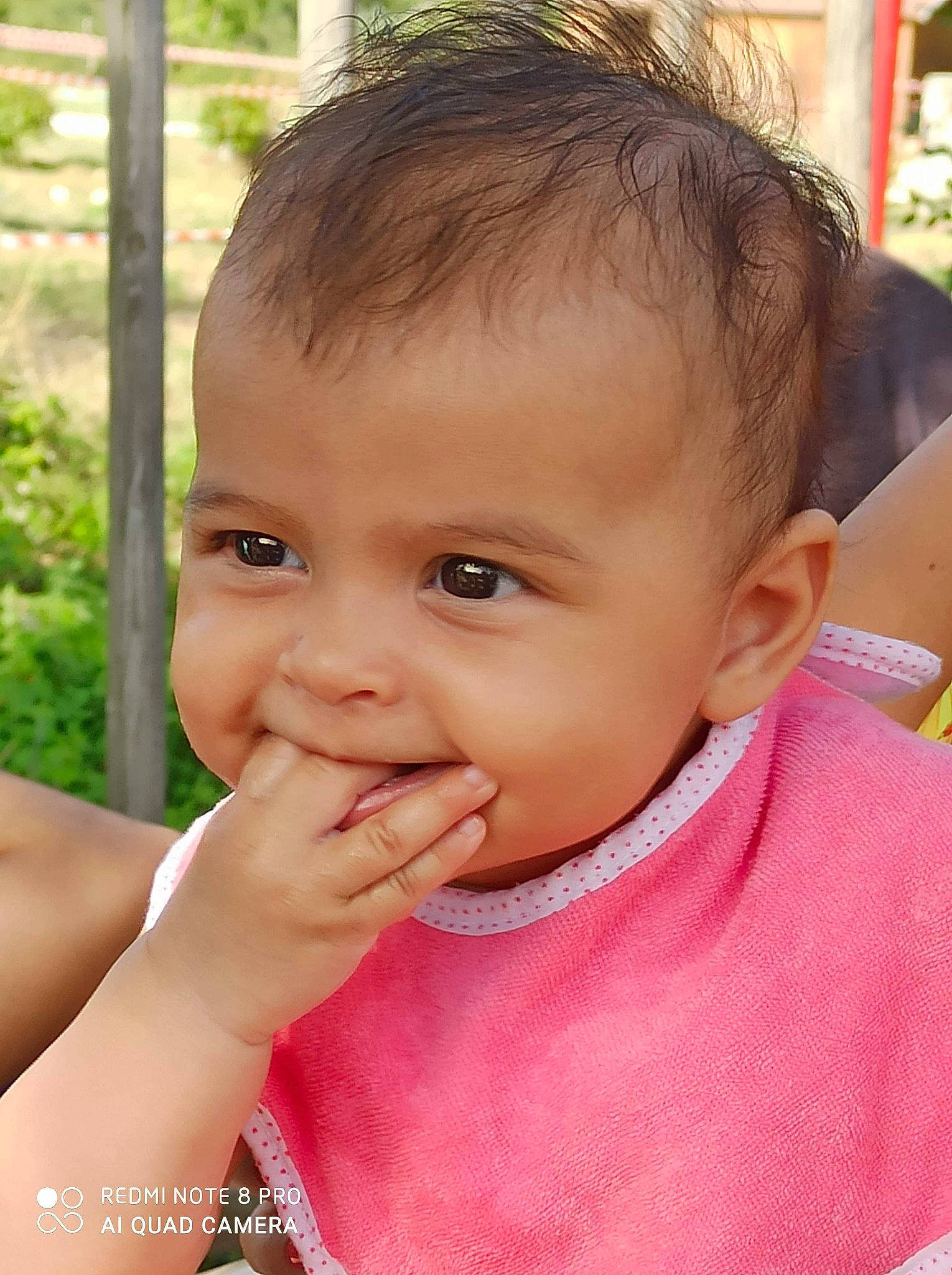 Iris participe au concours pour gagner de l'argent avec cette photo : baby, cheek, child, chin, close_up, ear, eye, eyebrow, face, facial_expression, finger, forehead, hair, head, joy, lip, mouth, nose, person, pink