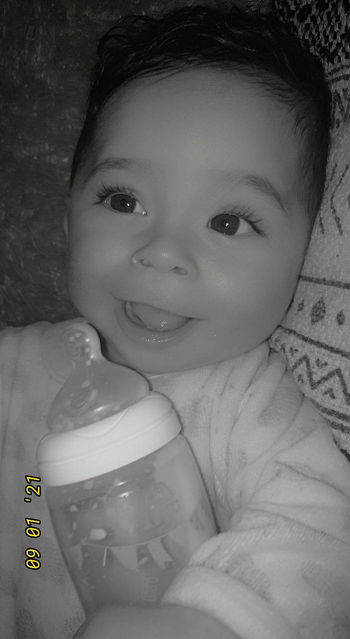 Kaïs participe au concours pour gagner de l'argent avec cette photo : baby, baby_toddler_clothing, beer_glass, buttermilk, cheek, child, dairy, drink, drinking, drinkware, eyebrow, forehead, iris, lip, milk, person, plant_milk, portrait, raw_milk, skin