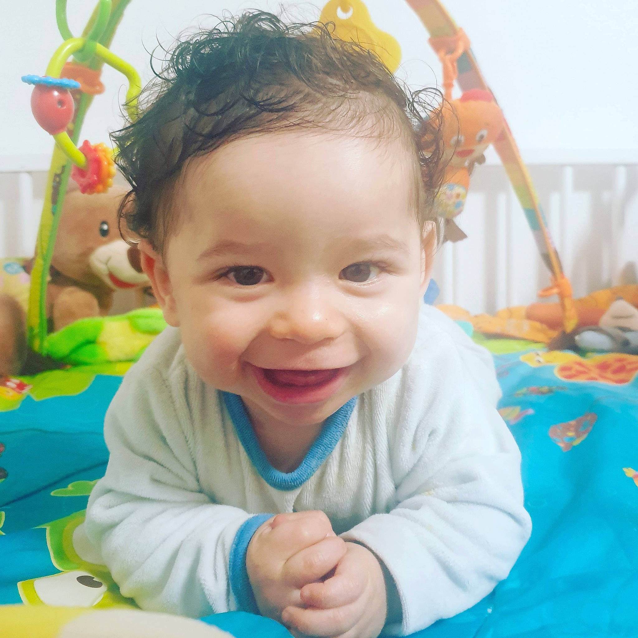 Kaïs a rejoint le concours — aidez-le/la à gagner de superbes lots ! baby, baby_laughing, baby_playing_with_toys, baby_products, baby_toddler_clothing, baby_toys, cheek, child, facial_expression, finger, fun, happy, head, joy, laugh, linens, person, play, playing_with_kids, toddler