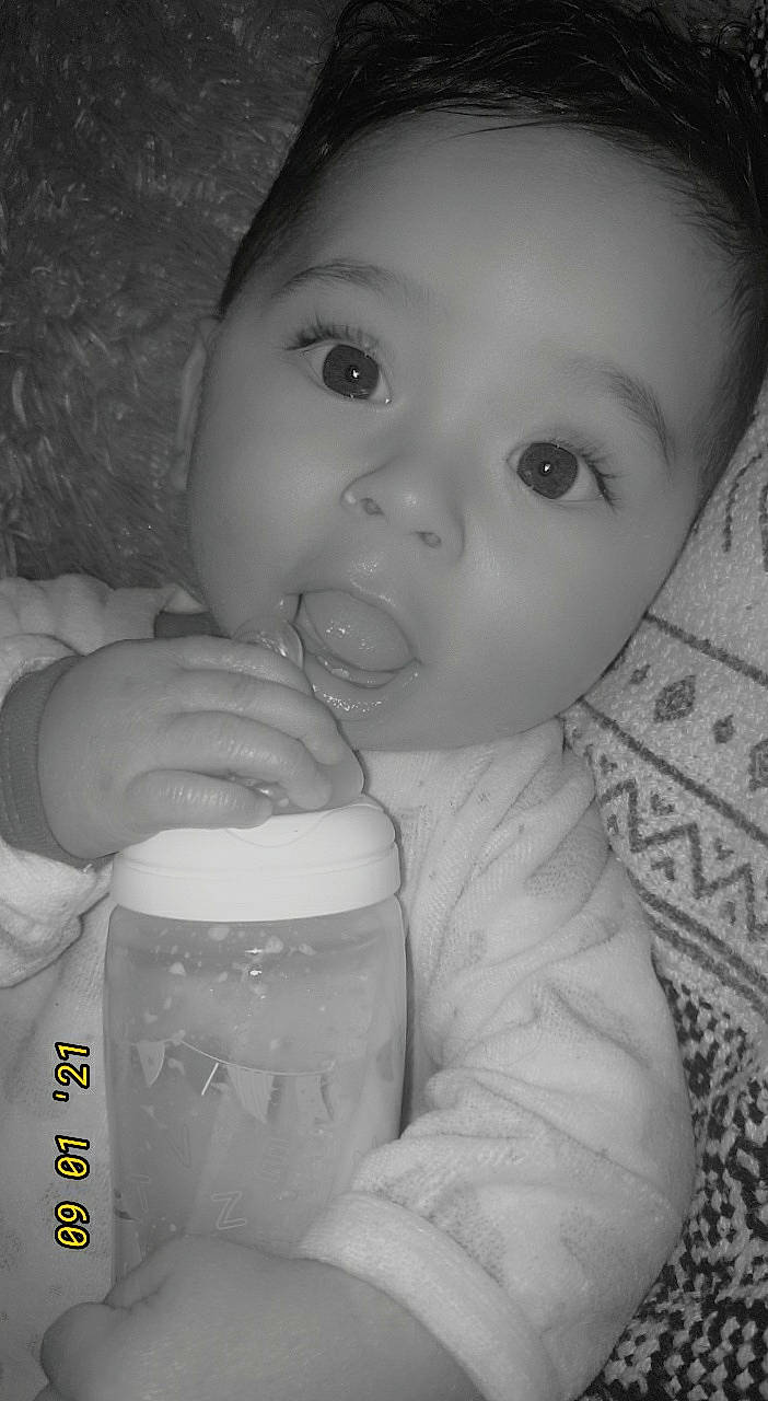 Kaïs participe au concours pour gagner de l'argent avec cette photo : baby, baby_bottle, baby_products, baby_toddler_clothing, bottle, cheek, child, drinking, drinkware, milk, nail, person, plastic_bottle, skin, toddler