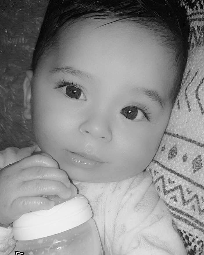 Kaïs a rejoint le concours — aidez-le/la à gagner de superbes lots ! baby, baby_toddler_clothing, beer_glass, black_hair, cheek, child, drink, drinking, drinkware, eyebrow, eyelash, forehead, iris, lip, milk, nail, person, plant_milk, portrait_photography, skin