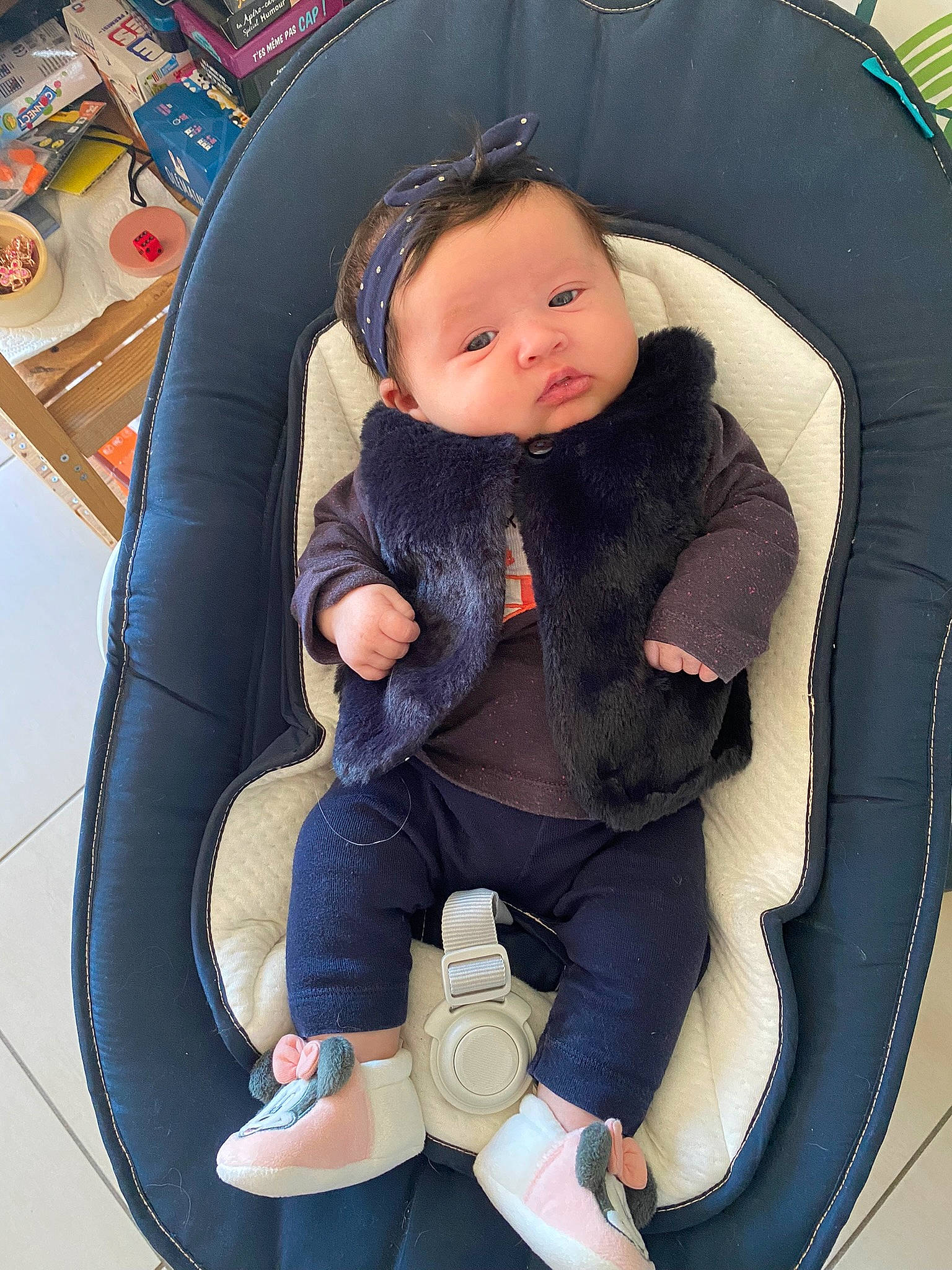 Lila participe au concours pour gagner de l'argent avec cette photo : baby, baby_carriage, baby_products, baby_safety, baby_sleeping, baby_toddler_clothing, baby_toys, car_seat, chair, child, circle, comfort, fun, infant_bed, lap, leisure, person, product, recreation, sitting