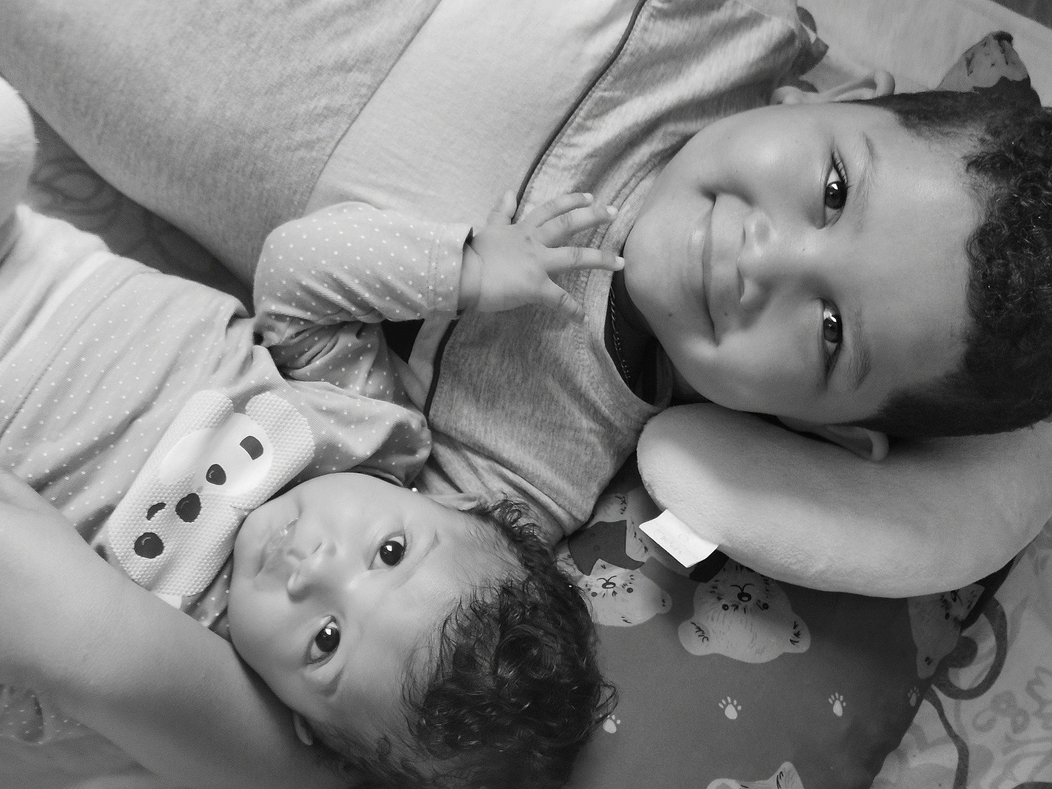 Kassandra participe au concours pour gagner de l'argent avec cette photo : baby, bedtime, birth, black_and_white, child, eye, gesture, joy, monochrome, monochrome_photography, person, photograph, photography, portrait_photography, sibling, smile, style, toddler