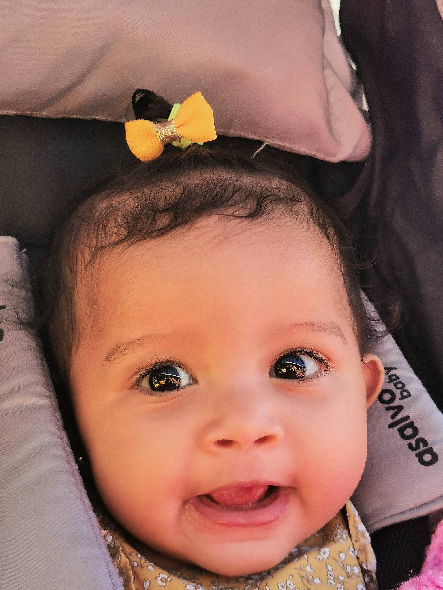 Kassandra a rejoint le concours — aidez-le/la à gagner de superbes lots ! baby, beauty, cheek, child, chin, eye, eyebrow, face, forehead, hair_accessory, head, iris, lip, mouth, nose, organ, person, pink, skin, toddler