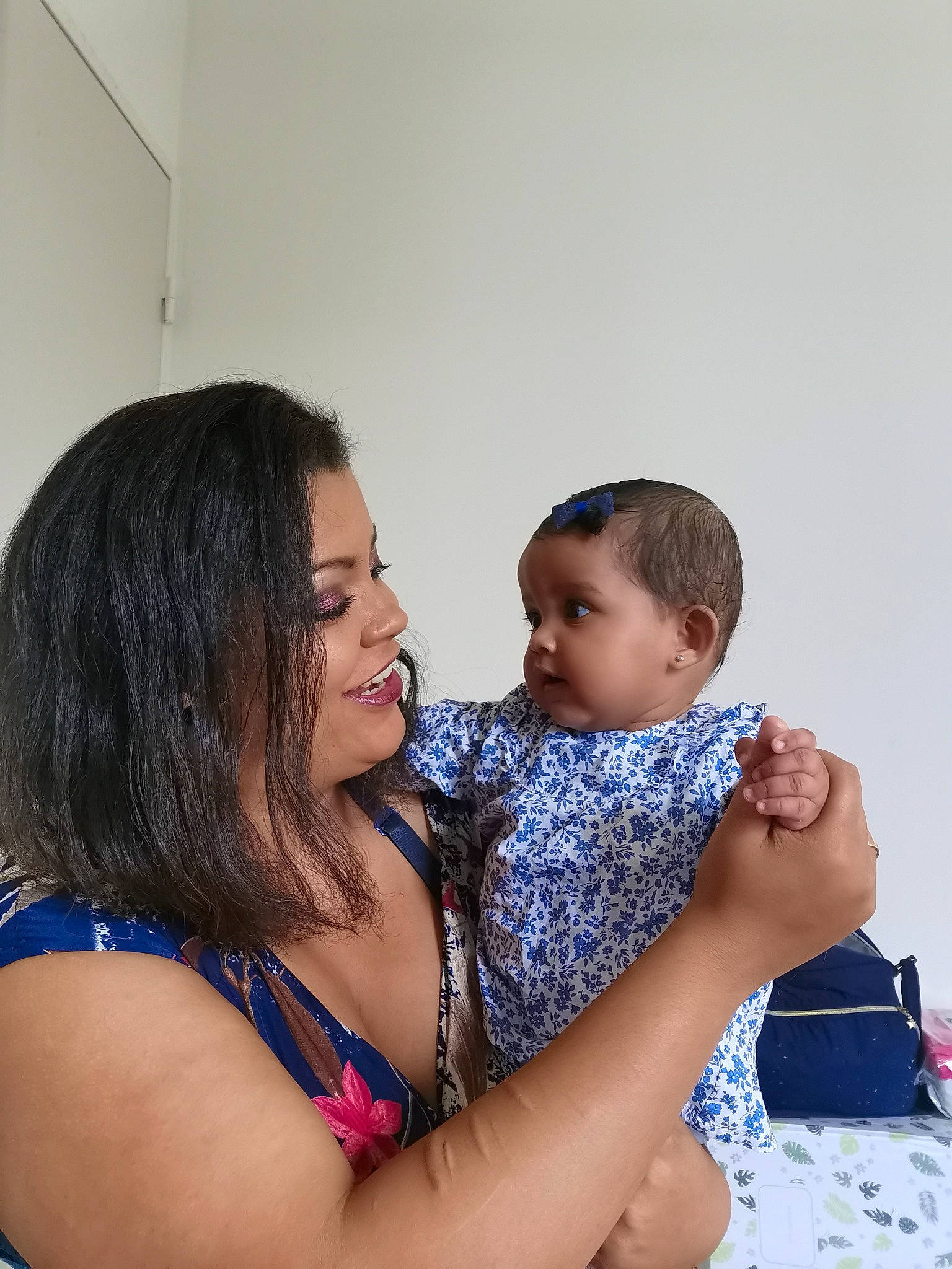 Kassandra participe au concours pour gagner de l'argent avec cette photo : abdomen, child, fun, happy, hug, interaction, joy, love, person, toddler, trunk