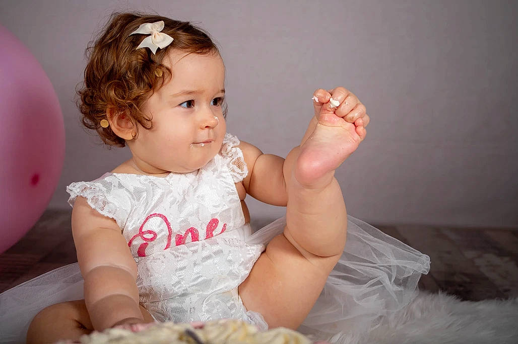 Adriana participe au concours pour gagner de l'argent avec cette photo : arm, baby_toddler_clothing, balloon, cheek, dress, finger, flash_photography, gesture, hair, happy, head, human_body, iris, leg, lip, neck, person, pink, skin, sleeve