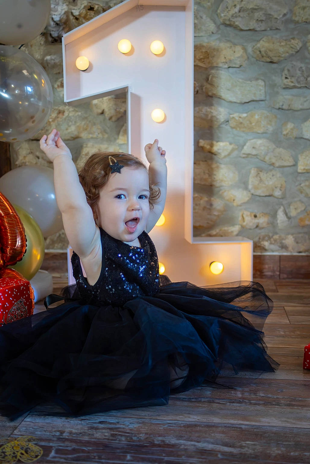 Adriana participe au concours pour gagner de l'argent avec cette photo : art, balloon, child, doll, dress, event, fashion_design, flash_photography, flooring, formal_wear, fun, happy, leisure, light_fixture, lighting, person, portrait_photography, room, sitting, tree
