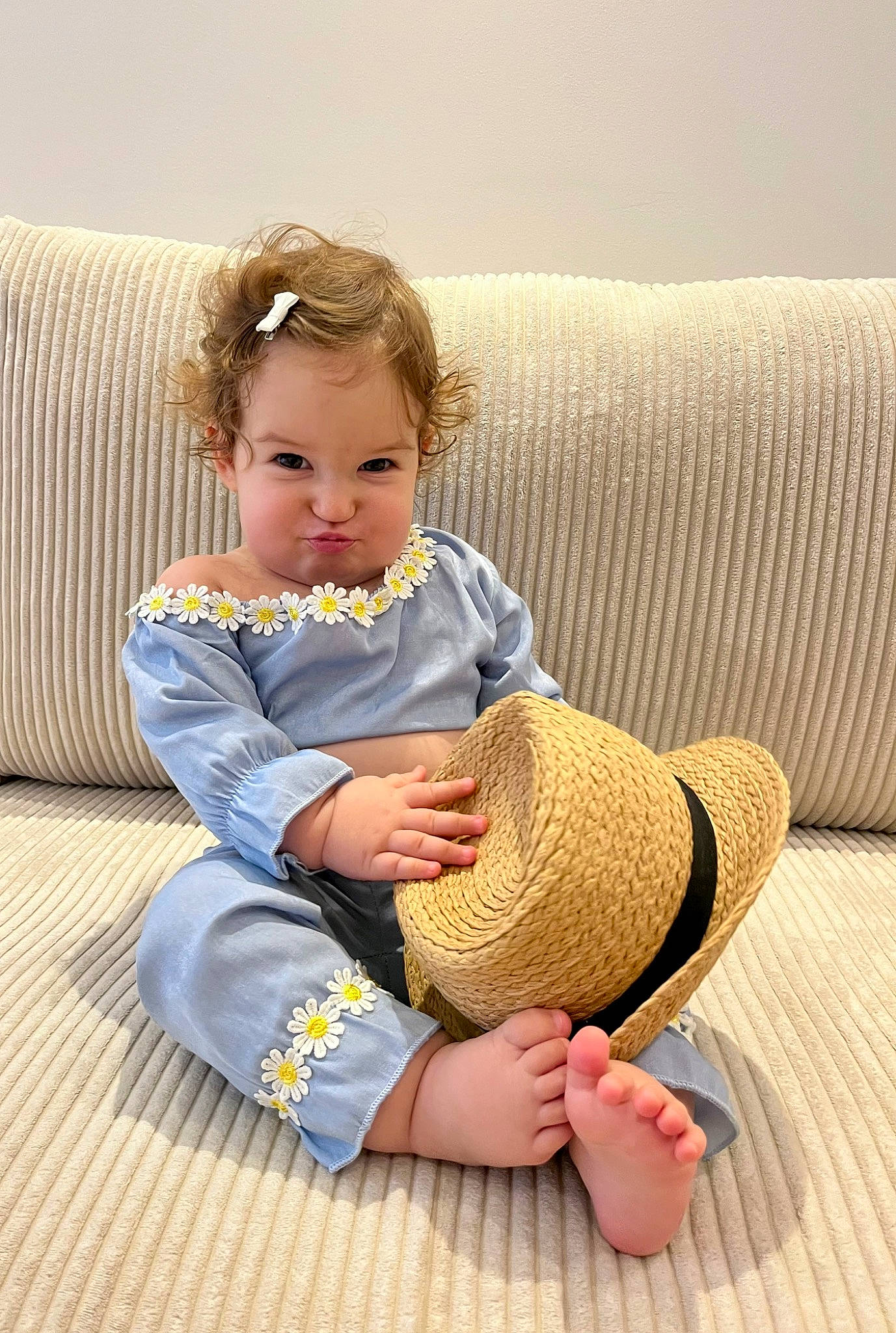 Adriana participe au concours pour gagner de l'argent avec cette photo : baby, baby_toddler_clothing, barefoot, child, comfort, couch, finger, flooring, foot, human_leg, joint, knee, leg, person, shoulder, skin, sleeve, t_shirt, thigh, toddler