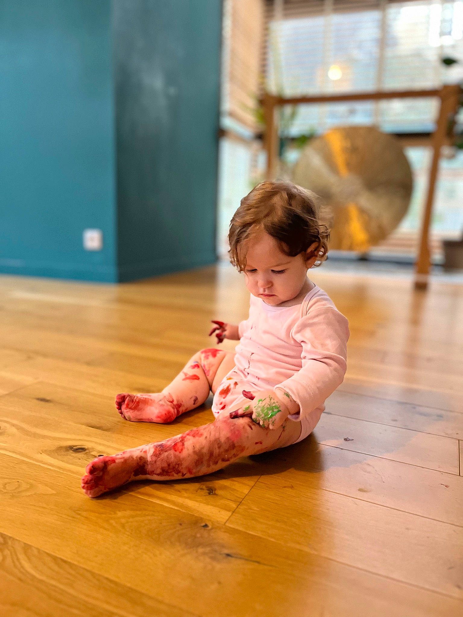 Adriana a rejoint le concours — aidez-le/la à gagner de superbes lots ! baby, baby_toddler_clothing, barefoot, child, dress, floor, flooring, foot, happy, hardwood, knee, laminate_flooring, leisure, person, skin, sleeve, thigh, toddler, varnish, wood