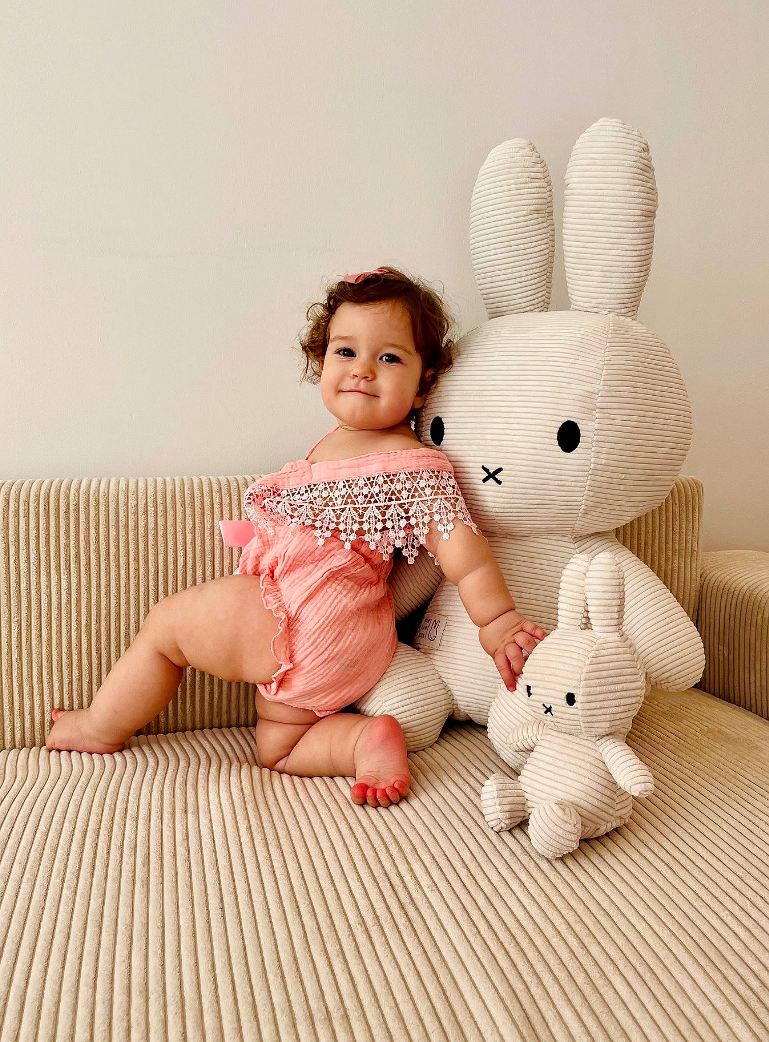 Adriana participe au concours pour gagner de l'argent avec cette photo : baby_toddler_clothing, child, ear, fawn, finger, foot, gesture, hand, happy, hare, joy, person, pink, plush, rabbit, rabbits_and_hares, skin, sleeve, stuffed_toy, thigh