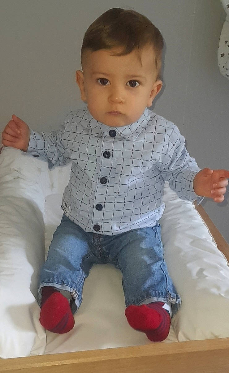 Elio a rejoint le concours — aidez-le/la à gagner de superbes lots ! arm, baby_toddler_clothing, cheek, chin, dress_shirt, eye, face, hair, hand, human_body, jeans, joint, neck, nose, outerwear, person, product, shoulder, skin, sleeve