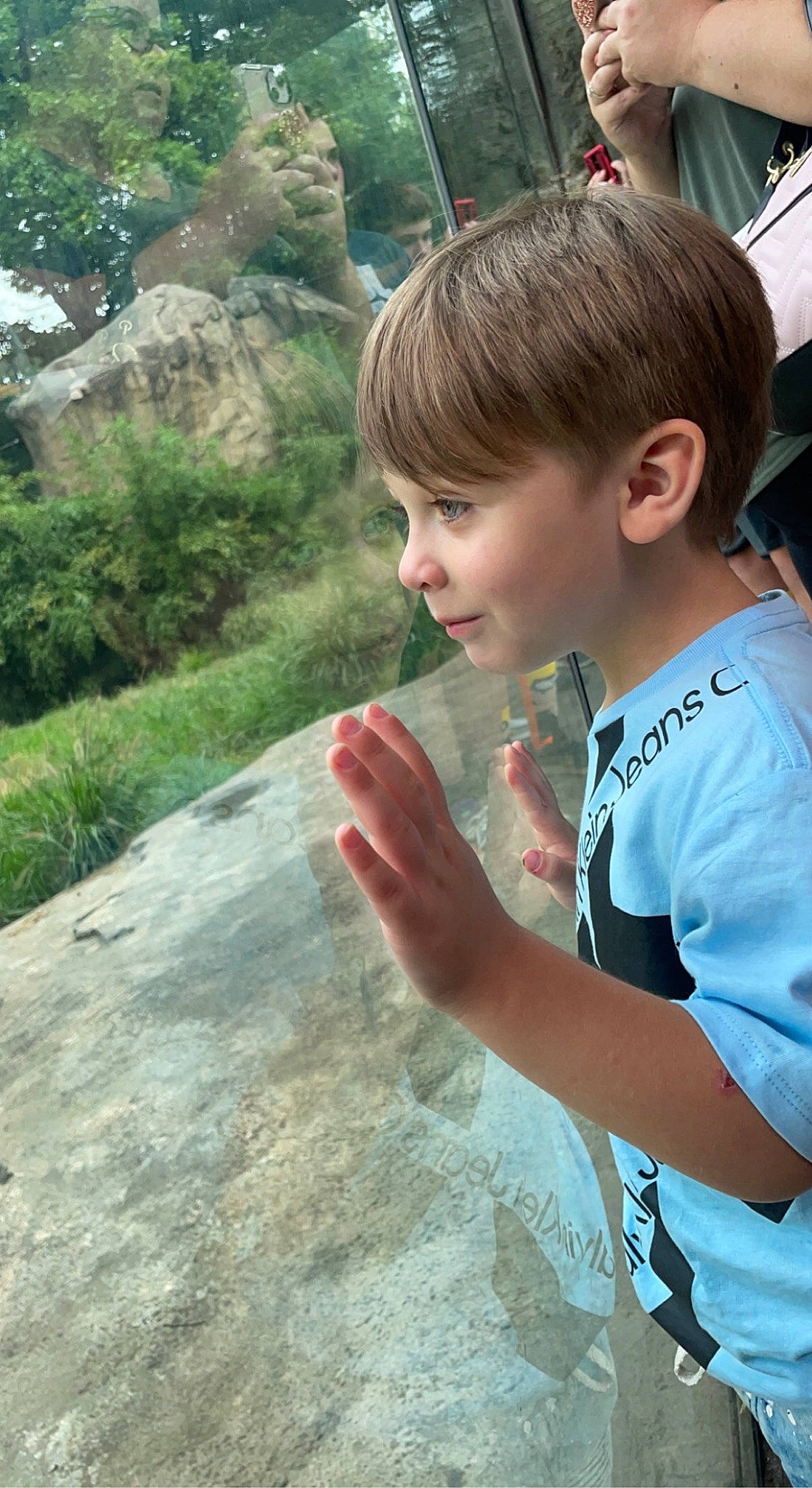 Kobe is registered to the contest to win money with this photo: child, event, fun, gesture, grass, hairstyle, happy, leisure, person, plant, play, recreation, rock, smile, soil, t_shirt, thumb, toddler, tree, vacation