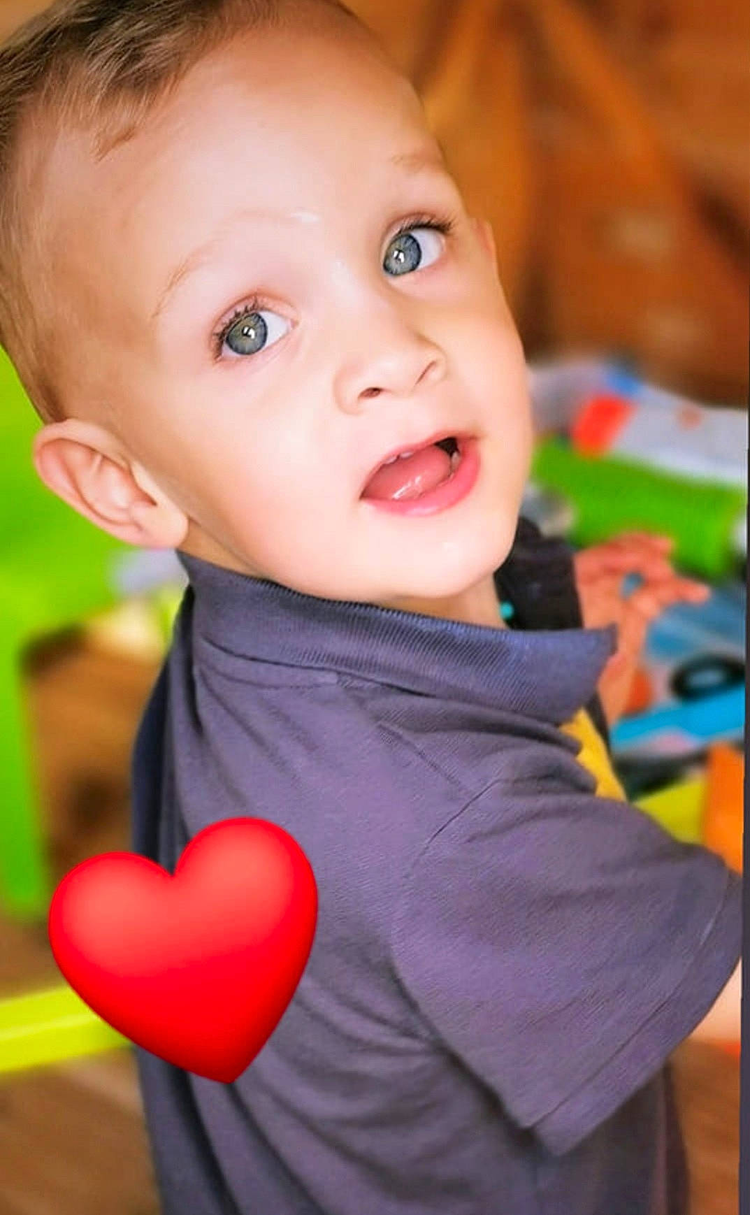 Hugo a rejoint le concours — aidez-le/la à gagner de superbes lots ! arm, baby, baby_playing_with_toys, baby_toddler_clothing, balloon, cheek, child, finger, flash_photography, fun, gesture, grass, hand, happy, human_body, iris, lip, nose, person, standing