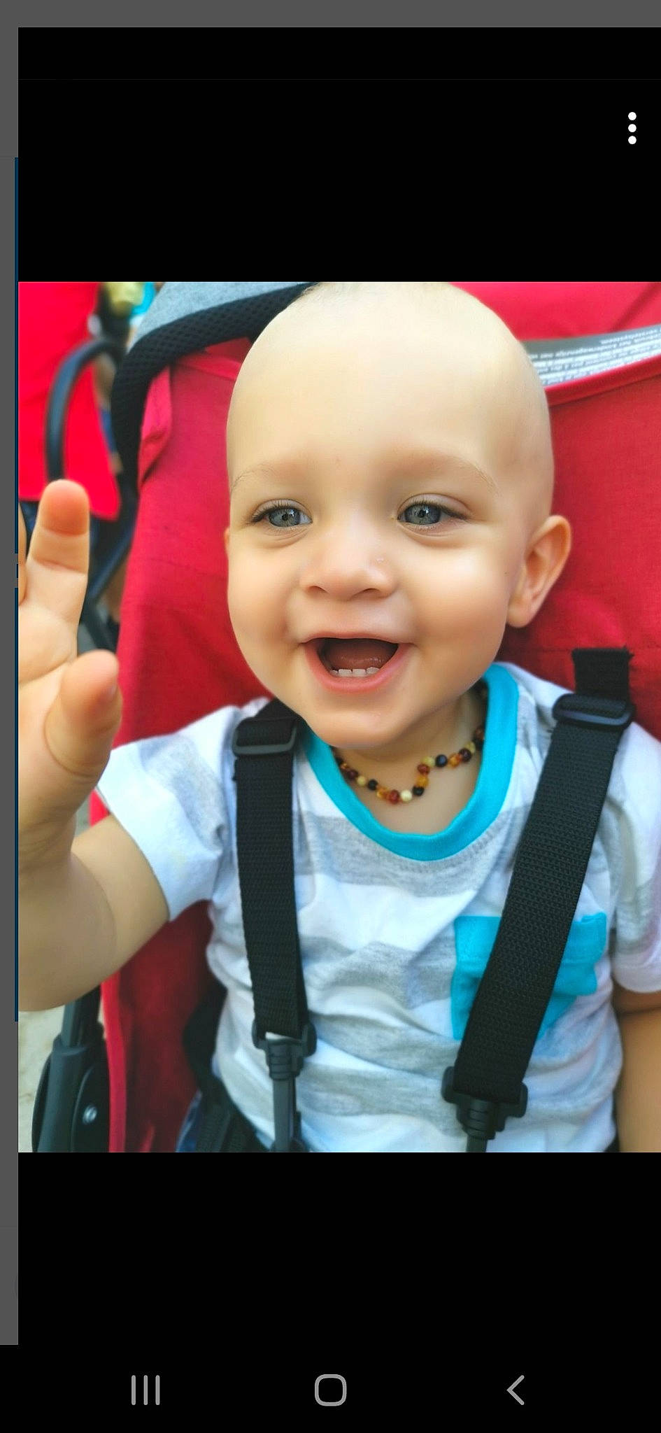 Hugo a rejoint le concours — aidez-le/la à gagner de superbes lots ! baby, baby_carriage, baby_products, cheek, child, ear, face, facial_expression, forehead, happy, head, joy, laugh, lip, nose, person, photo_caption, product, seat_belt, skin