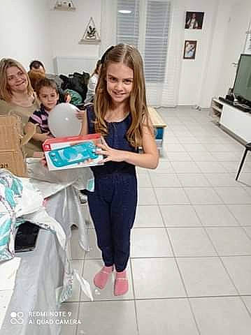 Luna a rejoint le concours — aidez-le/la à gagner de superbes lots ! bag, balloon, child, event, face, flooring, fun, happy, joy, leggings, leisure, luggage_and_bags, person, room, shorts, sitting, smile, sportswear, standing, t_shirt