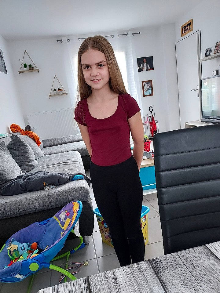 Luna participe au concours pour gagner de l'argent avec cette photo : bag, comfort, electric_blue, fashion_design, floor, flooring, hardwood, human_leg, joint, joy, knee, leisure, luggage_and_bags, person, shoulder, sitting, smile, sportswear, standing, t_shirt