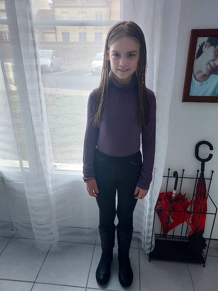 Luna a rejoint le concours — aidez-le/la à gagner de superbes lots ! bag, fashion_design, human_leg, joy, knee, long_hair, neck, pattern, person, picture_frame, plaid, shoe, shoulder, sleeve, sportswear, standing, street_fashion, style, tartan, thigh
