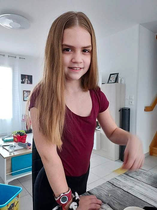 Luna participe au concours pour gagner de l'argent avec cette photo : beauty, blond, brown_hair, child, elbow, fashion_design, flooring, happy, human_leg, joint, joy, kitchen, person, shoulder, sleeve, smile, sportswear, t_shirt, thigh, waist