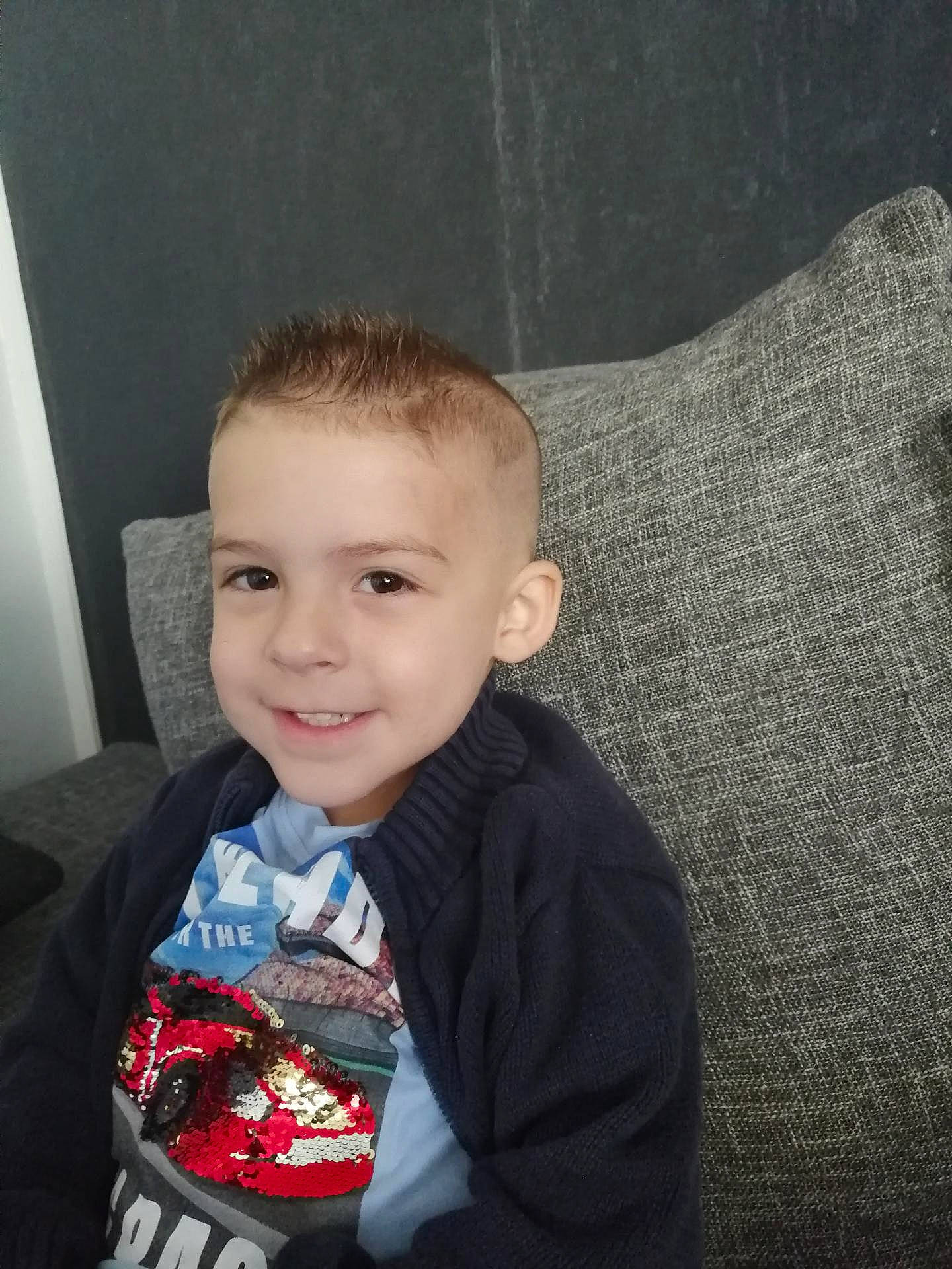 Lucas a rejoint le concours — aidez-le/la à gagner de superbes lots ! baby, buzz_cut, cheek, child, chin, eye, face, family, forehead, hair, hairstyle, head, iris, joy, nose, people, person, sitting, skin, smile