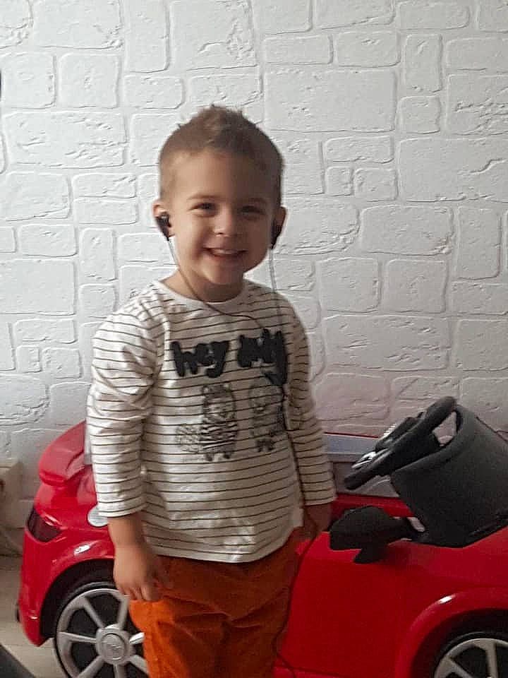 Lucas a rejoint le concours — aidez-le/la à gagner de superbes lots ! car, child, family_car, joy, luxury_vehicle, person, product, smile, toddler, vehicle