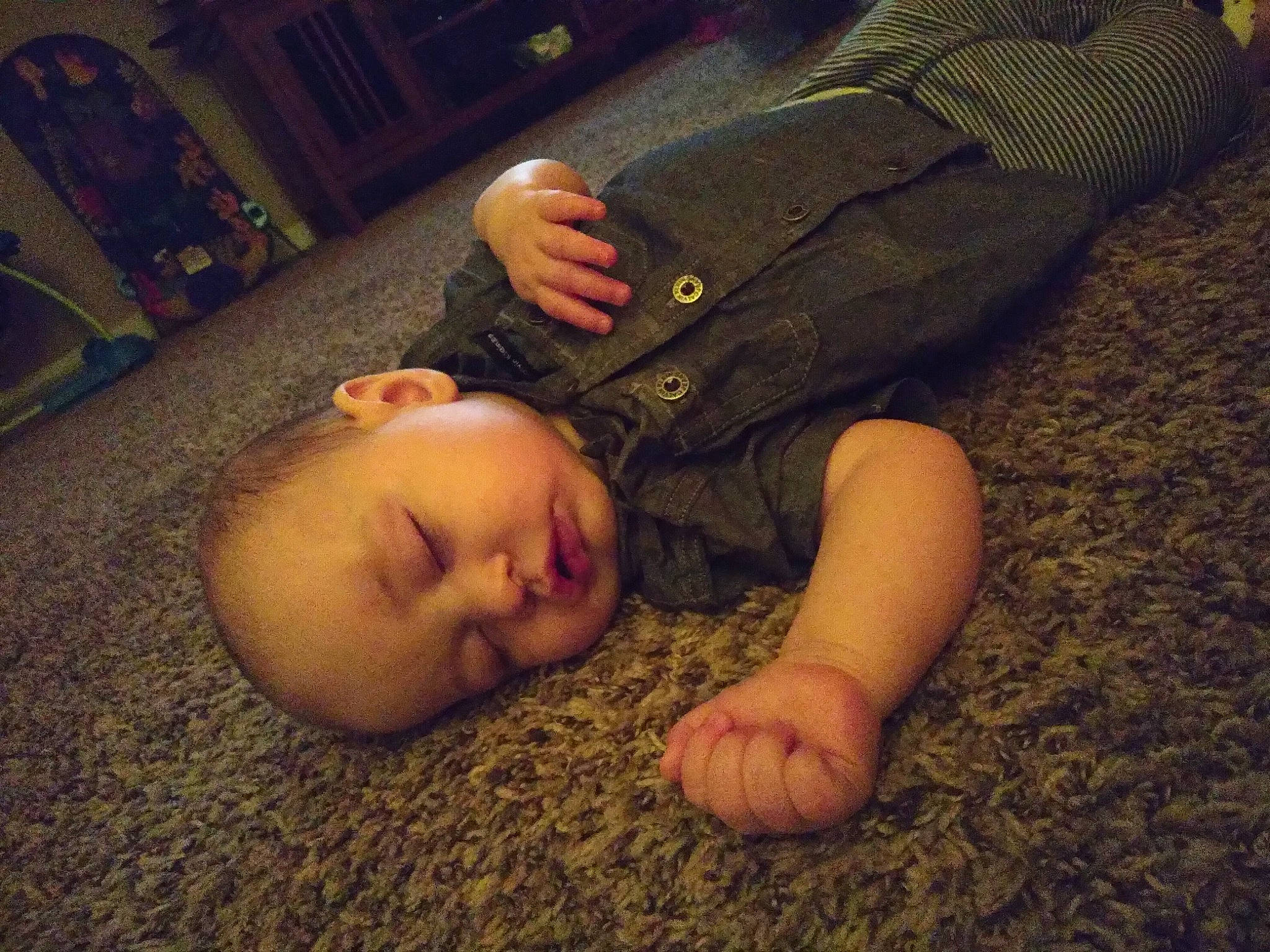 Draven is registered to the contest to win money with this photo: baby, baby_toddler_clothing, barefoot, bedtime, cheek, child, comfort, finger, foot, human, nail, nap, person, skin, sleep, sole, thumb, toddler, toe, tummy_time