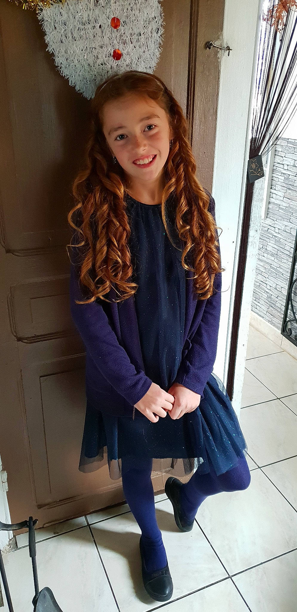 Chloé participe au concours pour gagner de l'argent avec cette photo : beauty, child, child_model, clothing, coat, facial_expression, fun, fur, girl, jacket, jeans, joy, long_hair, outerwear, person, scarf, shoulder, sitting, skin, smile