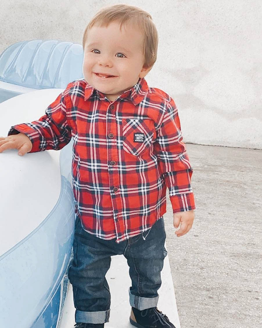 Ylenzo a rejoint le concours — aidez-le/la à gagner de superbes lots ! baby, cheek, child, child_model, cool, design, face, jeans, joy, male, outerwear, pattern, people, person, plaid, product, skin, sleeve, smile, standing