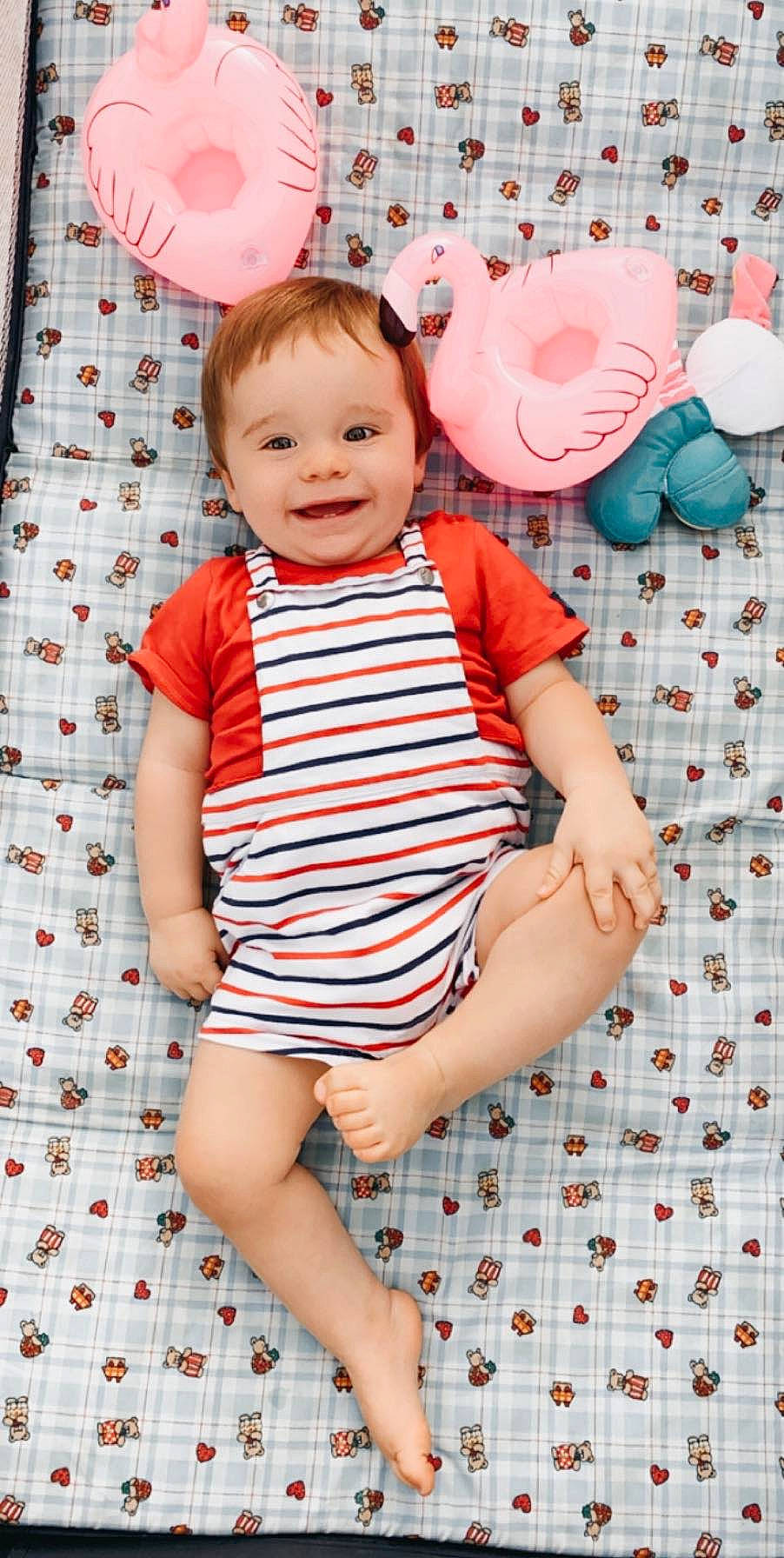 Ylenzo participe au concours pour gagner de l'argent avec cette photo : baby, baby_products, baby_toddler_clothing, child, design, joy, pattern, person, pink, product, sleeve, textile, toddler