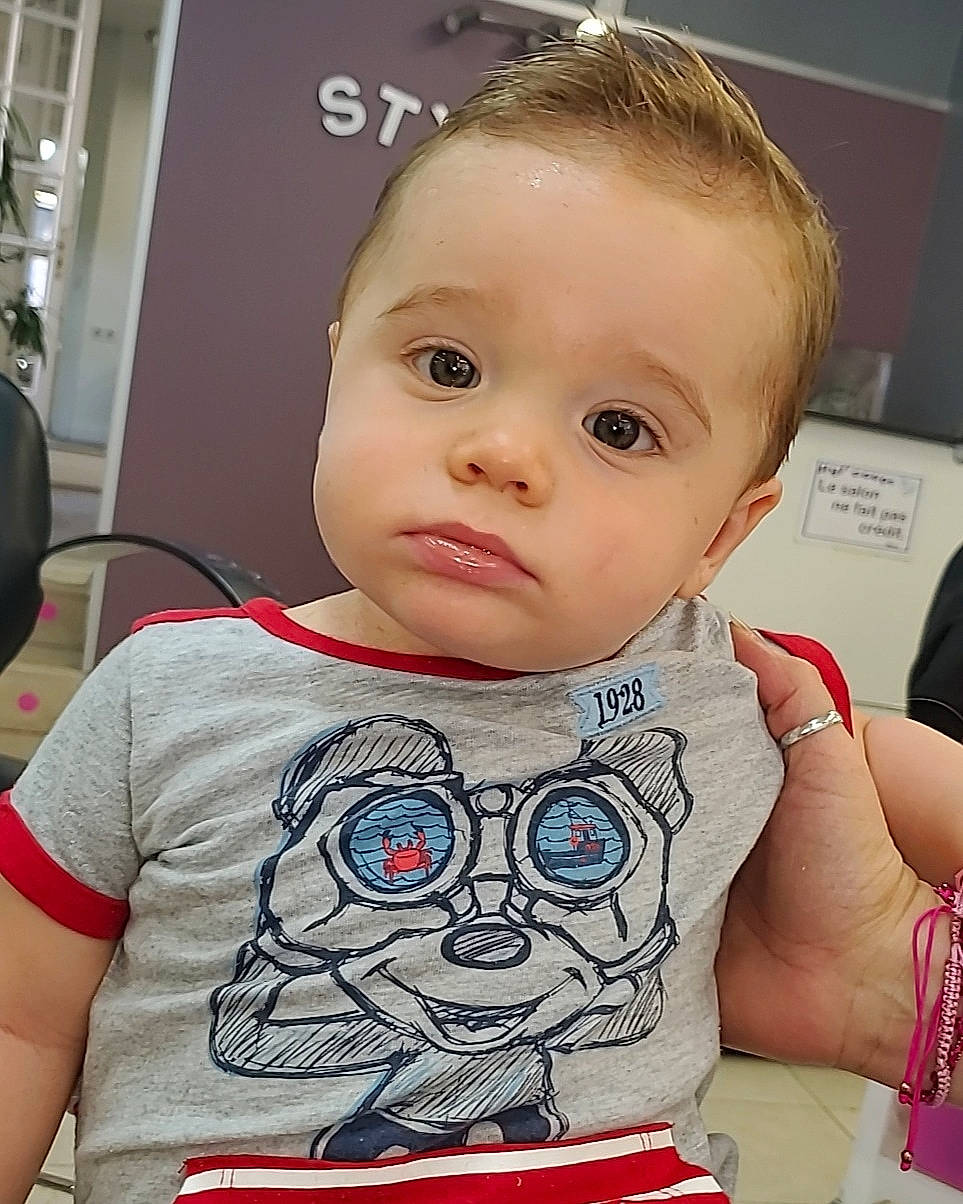 Ylenzo participe au concours pour gagner de l'argent avec cette photo : baby, cheek, child, ear, eye, face, forehead, head, lip, nose, person, skin, smile, t_shirt, toddler