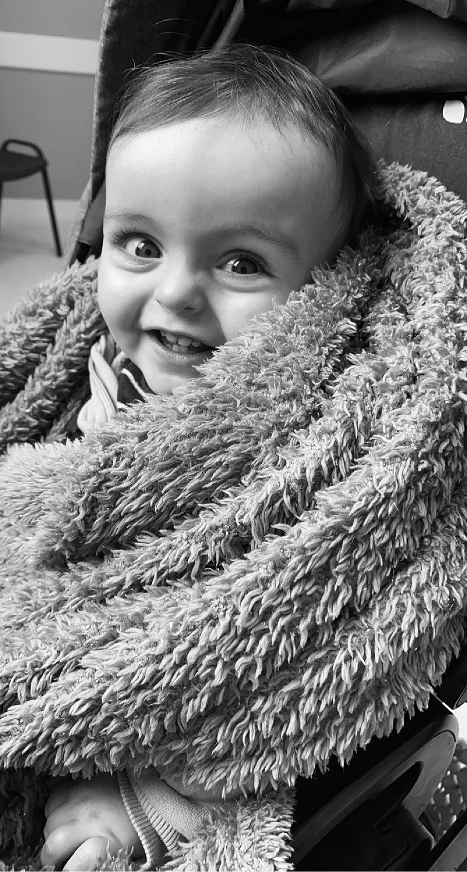 Nino participe au concours pour gagner de l'argent avec cette photo : close_up, eye, face, flash_photography, fur, gesture, grass, happy, head, mammal, monochrome, monochrome_photography, outerwear, person, photograph, plant, smile, snapshot, textile, tree