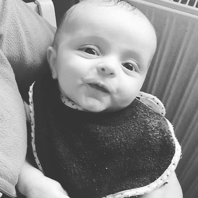 Nino participe au concours pour gagner de l'argent avec cette photo : baby, baby_toddler_clothing, black, black_and_white, cheek, comfort, eyebrow, flash_photography, grey, happy, iris, lip, monochrome, monochrome_photography, person, skin, sleeve, smile, style, toddler