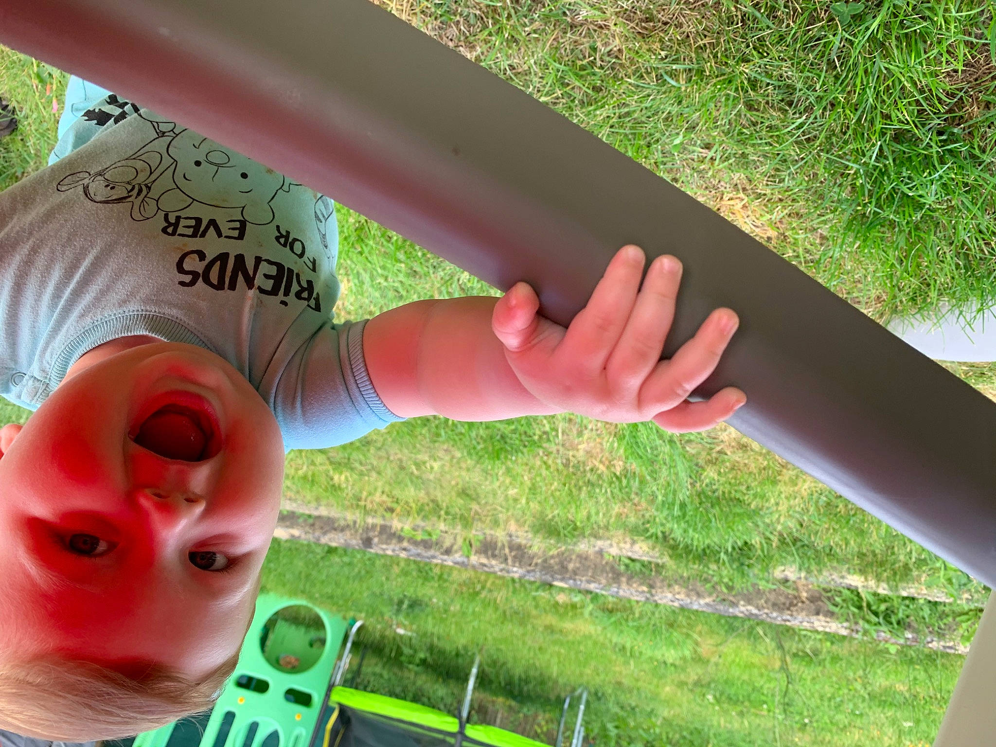 Thyago participe au concours pour gagner de l'argent avec cette photo : child, cool, fun, grass, green, hand, landscape, leaf, leisure, person, plant, play, summer, tree, vacation