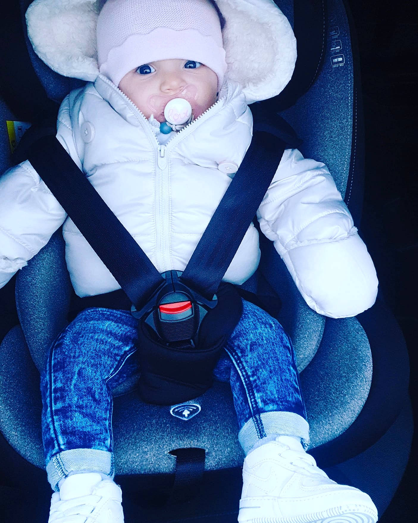 Zoé a rejoint le concours — aidez-le/la à gagner de superbes lots ! baby, baby_carriage, baby_sleeping, baby_toddler_clothing, blue, comfort, electric_blue, glove, headwear, lap, leg, light, outerwear, person, personal_protective_equipment, shoe, sitting, sneakers, space, thigh