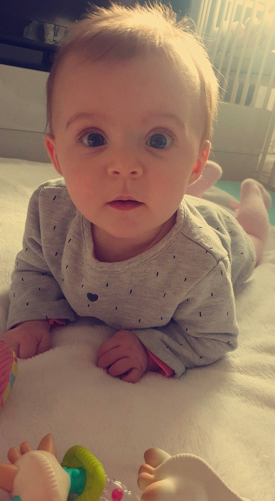 Zoé a rejoint le concours — aidez-le/la à gagner de superbes lots ! baby, baby_toddler_clothing, cheek, child, chin, comfort, face, facial_expression, finger, flooring, happy, head, iris, lip, mouth, nose, person, skin, sleeve, surprise