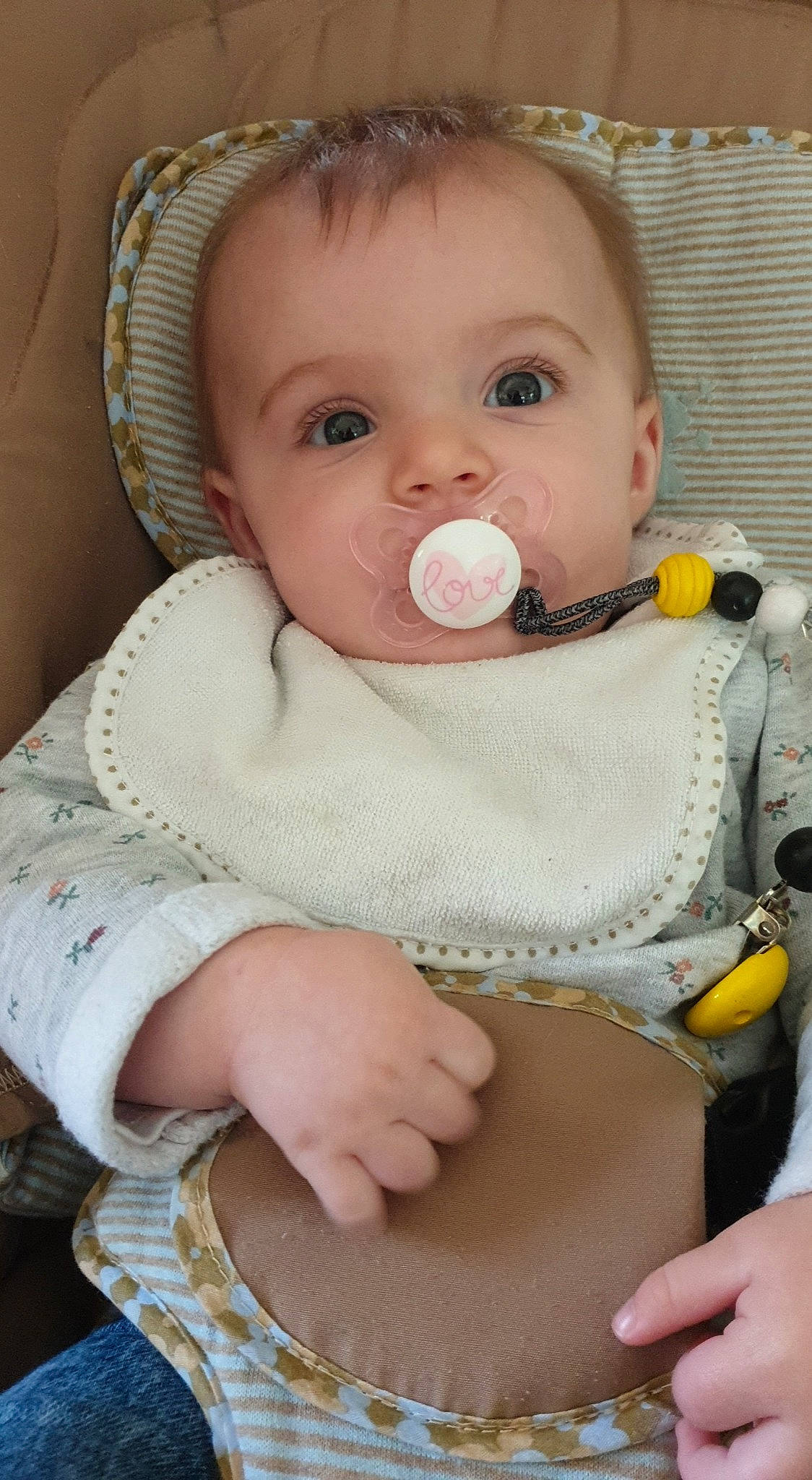 Zoé participe au concours pour gagner de l'argent avec cette photo : arm, baby, baby_toddler_clothing, cheek, child, eye, face, facial_expression, finger, hand, human_body, iris, lip, nose, organ, person, skin, sleeve, stomach, toddler