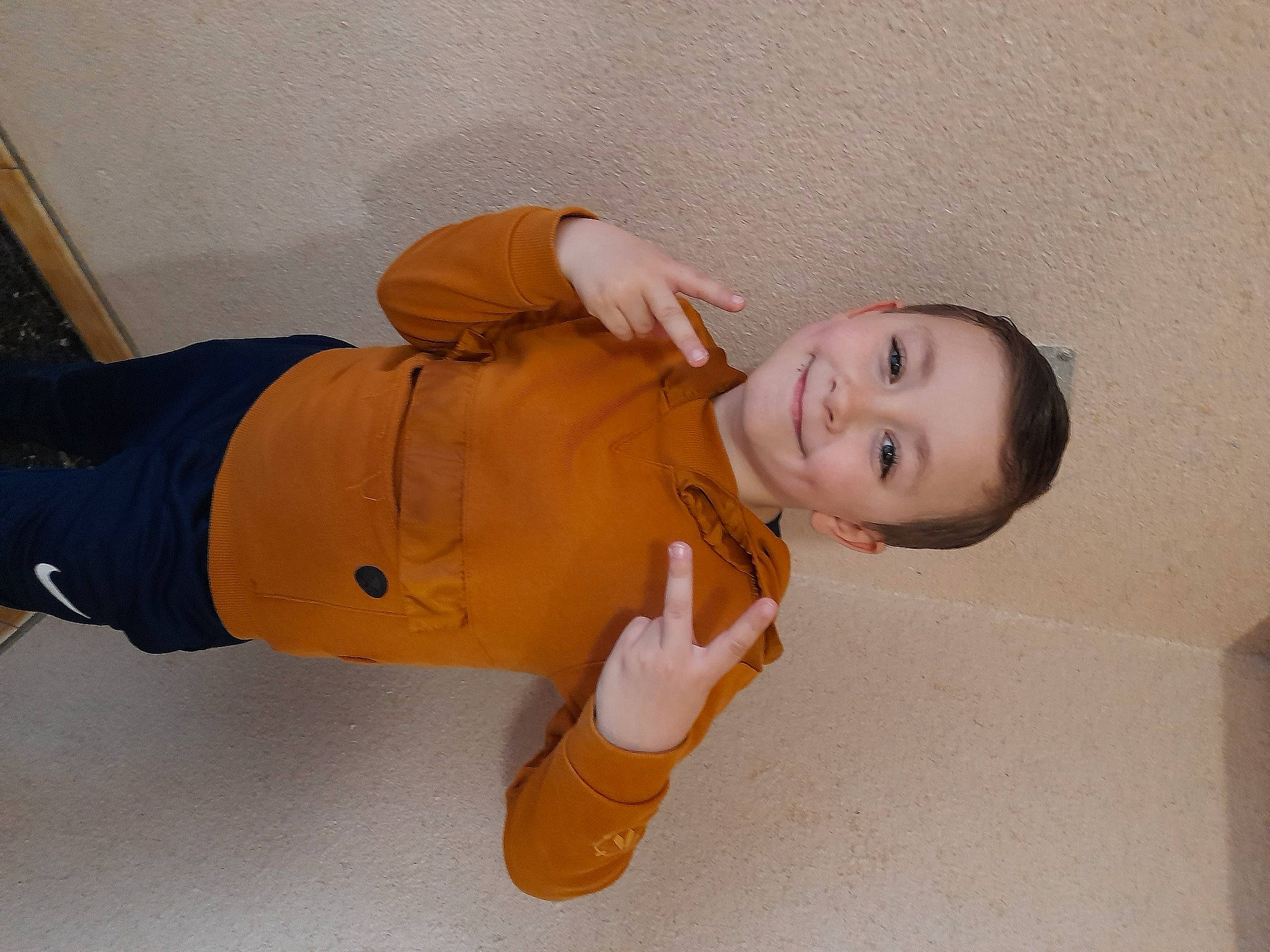 Jarod a rejoint le concours — aidez-le/la à gagner de superbes lots ! abdomen, chest, child, elbow, eyelash, flooring, gesture, human_body, human_leg, joy, knee, person, skin, sleeve, smile, thigh, thumb, toddler, trunk, waist