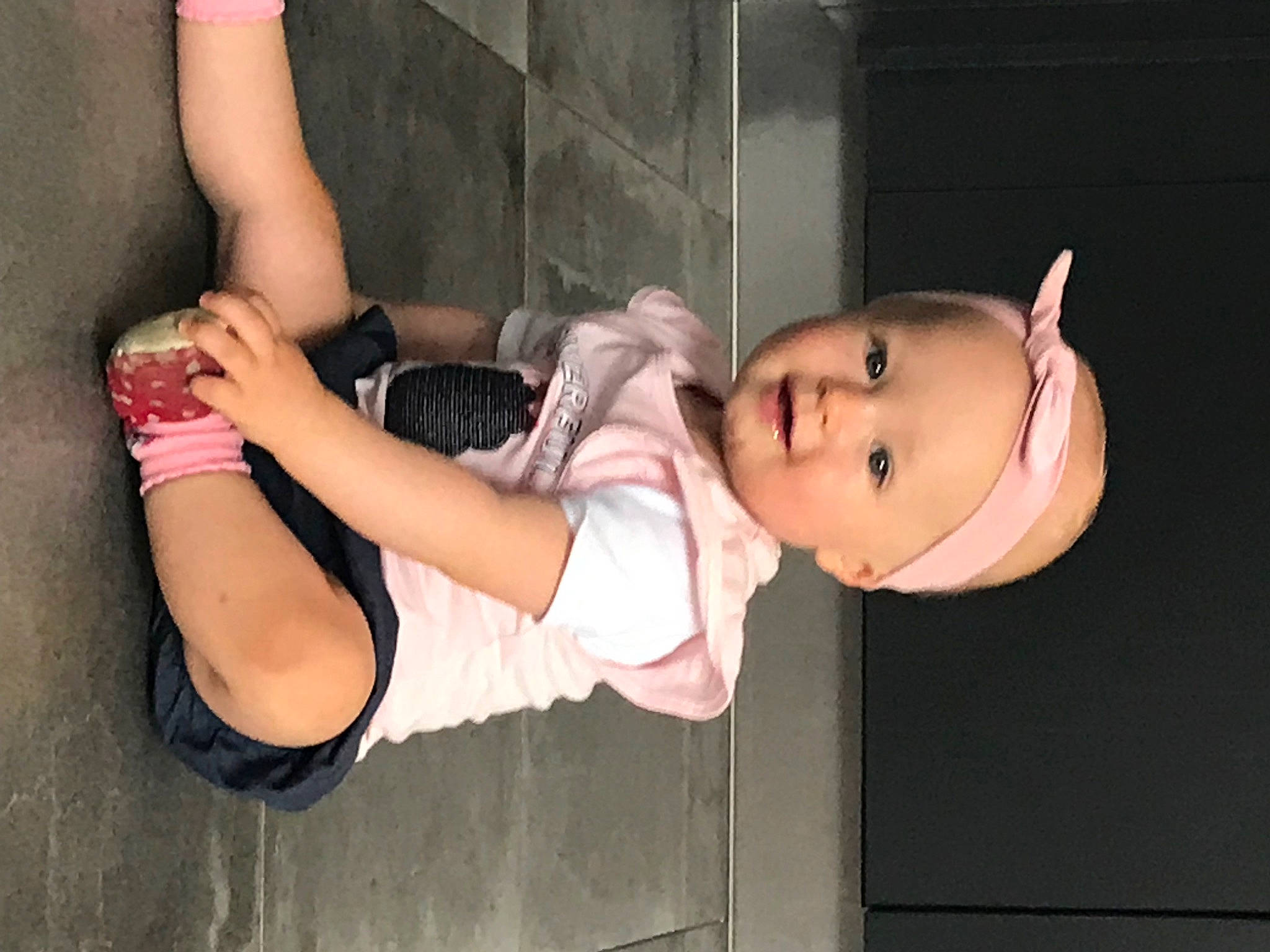 énola a rejoint le concours — aidez-le/la à gagner de superbes lots ! baby, child, dress, elbow, eyelash, finger, flash_photography, fun, gesture, happy, human_body, human_leg, joy, knee, neck, person, pink, skin, thigh, toddler