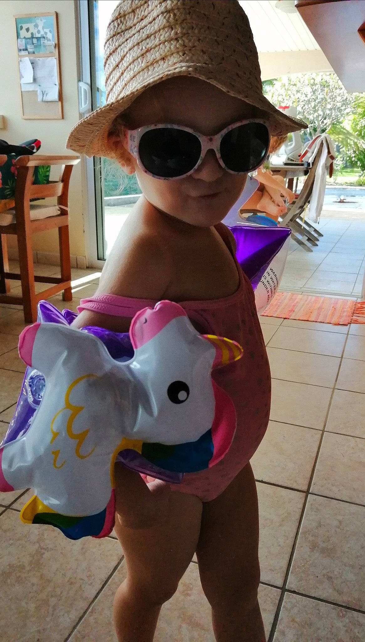 Ruby participe au concours pour gagner de l'argent avec cette photo : cap, chair, companion_dog, eyewear, fawn, fedora, fun, glasses, goggles, hat, headgear, headwear, leisure, magenta, person, pink, snapshot, sun_hat, sunglasses, t_shirt