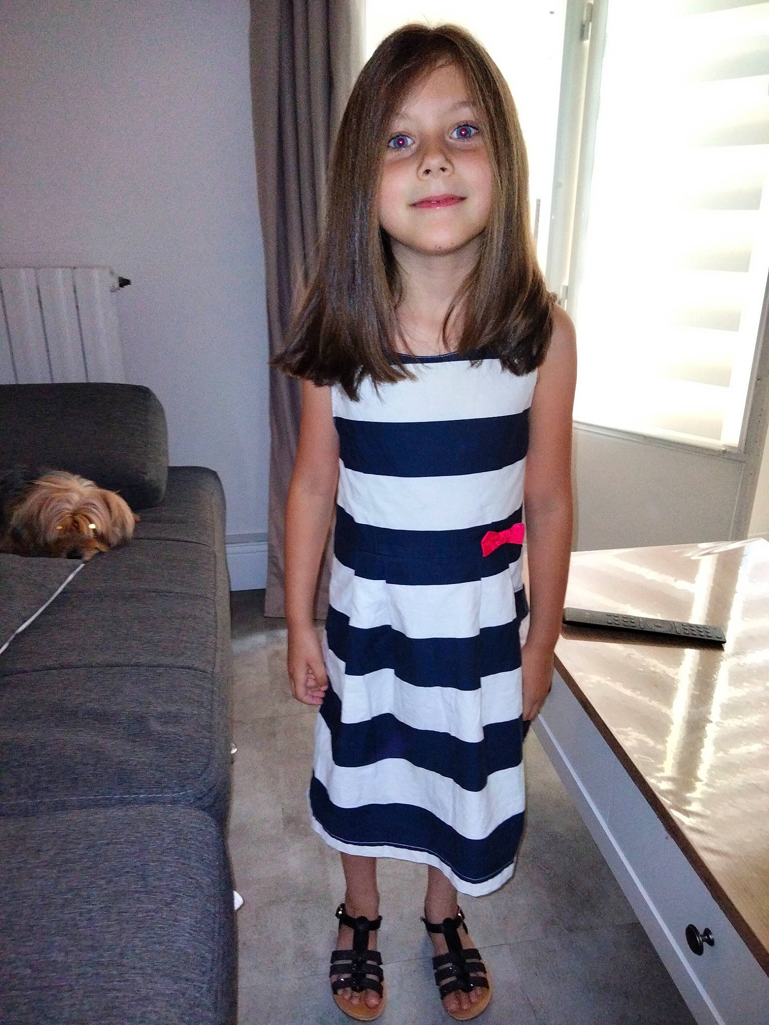 Tania participe au concours pour gagner de l'argent avec cette photo : arm, curtain, day_dress, dress, finger, human_body, human_leg, joint, joy, knee, neck, one_piece_garment, person, product, shoulder, sleeve, smile, t_shirt, thigh, toddler