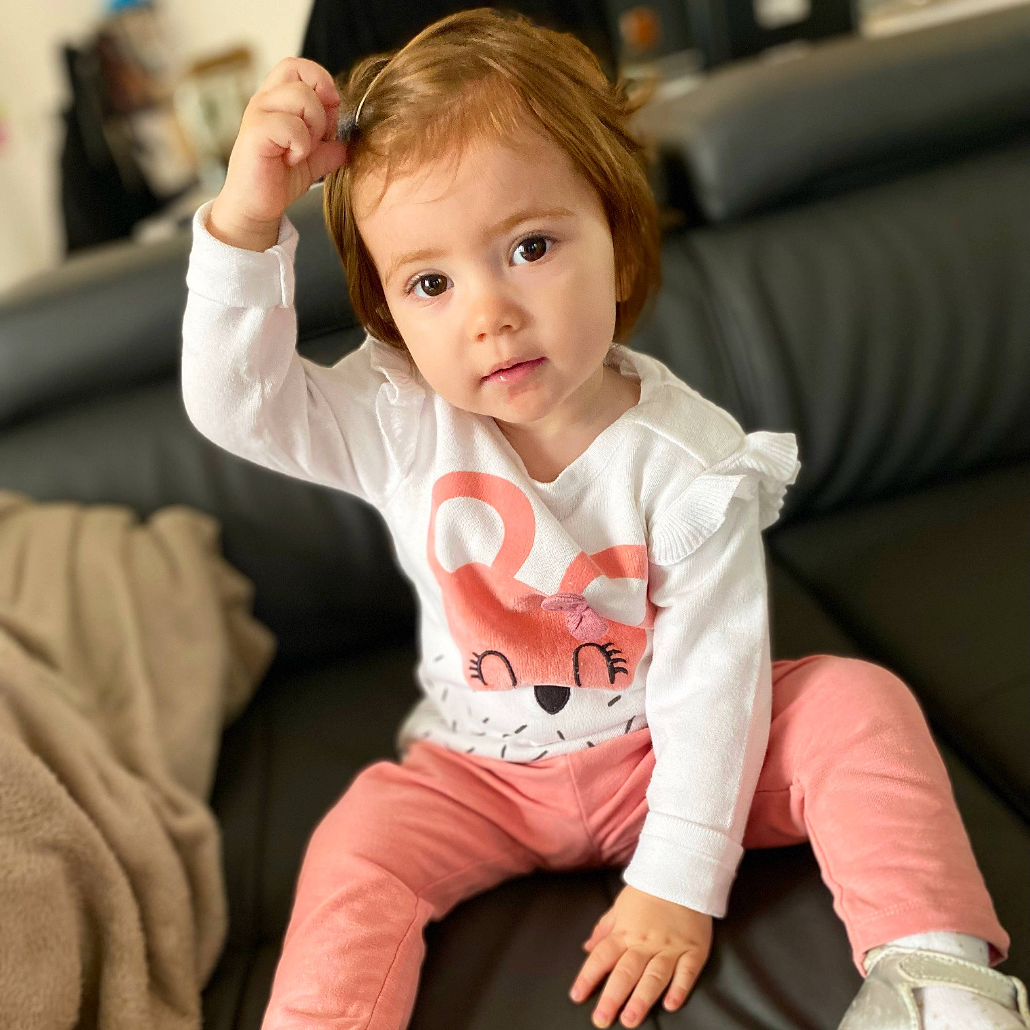 Léana a rejoint le concours — aidez-le/la à gagner de superbes lots ! baby, baby_toddler_clothing, cheek, child, comfort, couch, elbow, eye, face, finger, flash_photography, fun, gesture, hairstyle, happy, person, sitting, sleeve, thigh, thumb