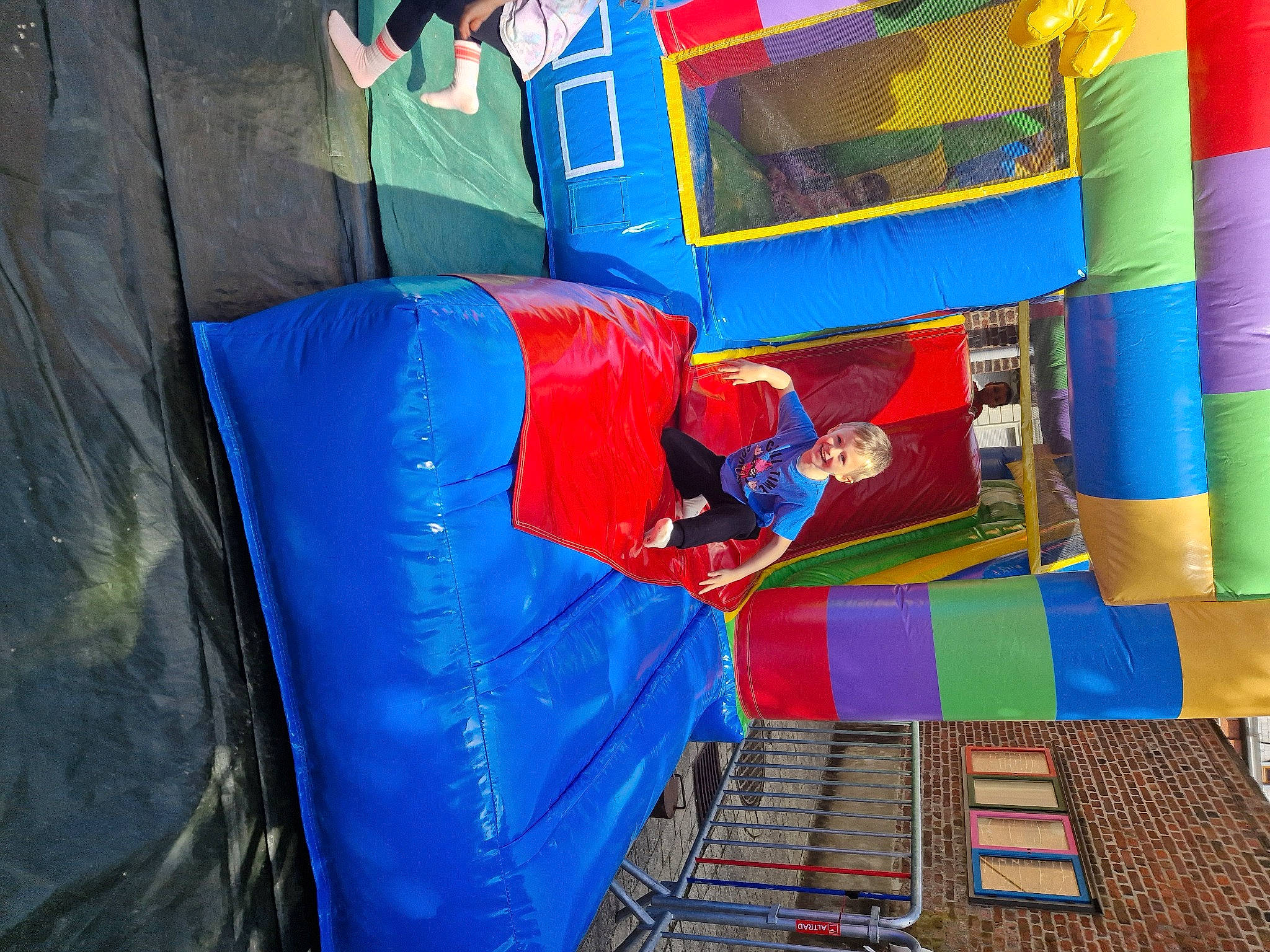 Kilam a rejoint le concours — aidez-le/la à gagner de superbes lots ! blue, bounce_house, child, chute, city, electric_blue, flooring, fun, games, inflatable, joy, leisure, outdoor_play_equipment, person, plastic, play, playground, recreation, room, tarpaulin