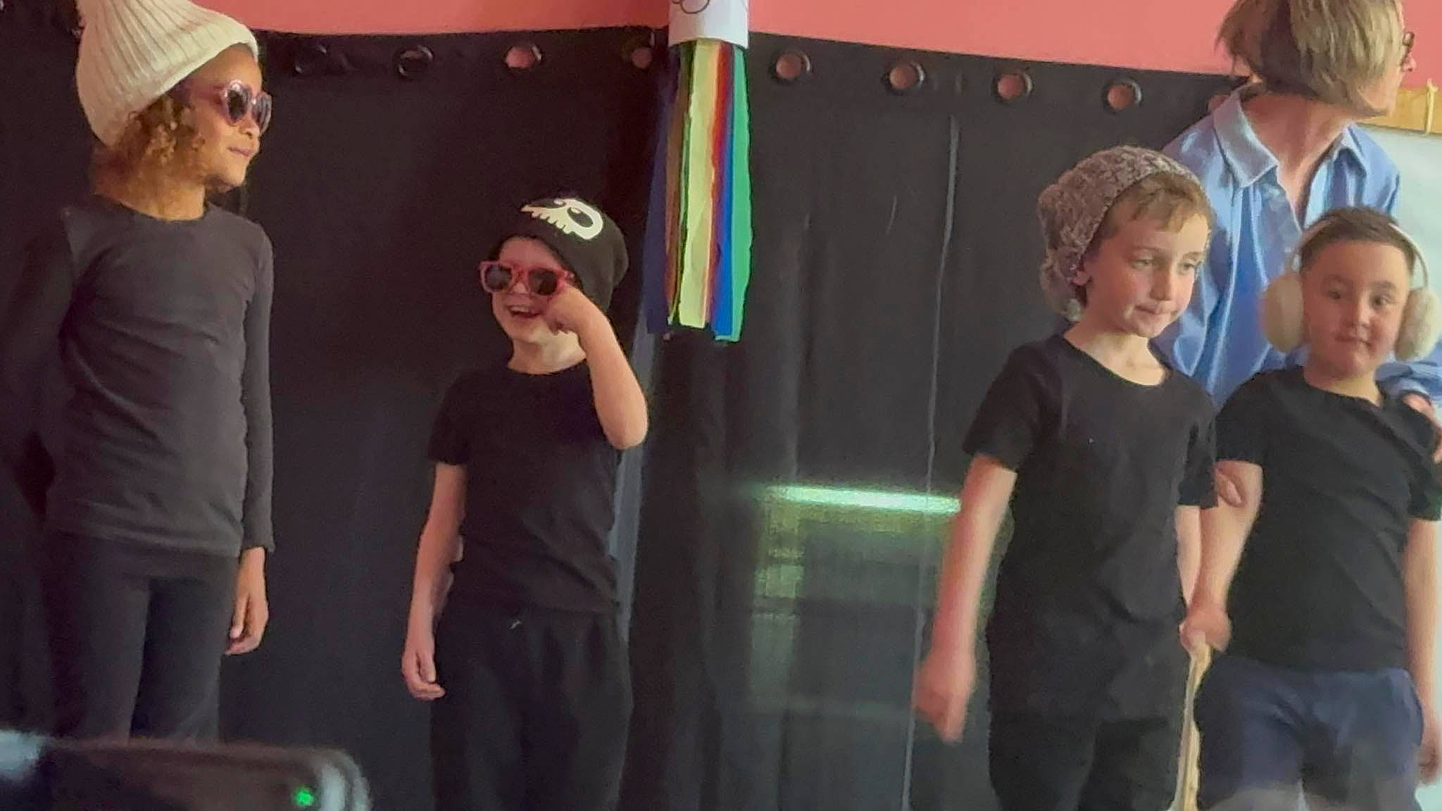 Kilam participe au concours pour gagner de l'argent avec cette photo : cap, child, conversation, drama, entertainment, event, fun, gesture, headwear, leisure, party, party_supply, performance, performing_arts, person, recreation, room, shorts, standing, t_shirt