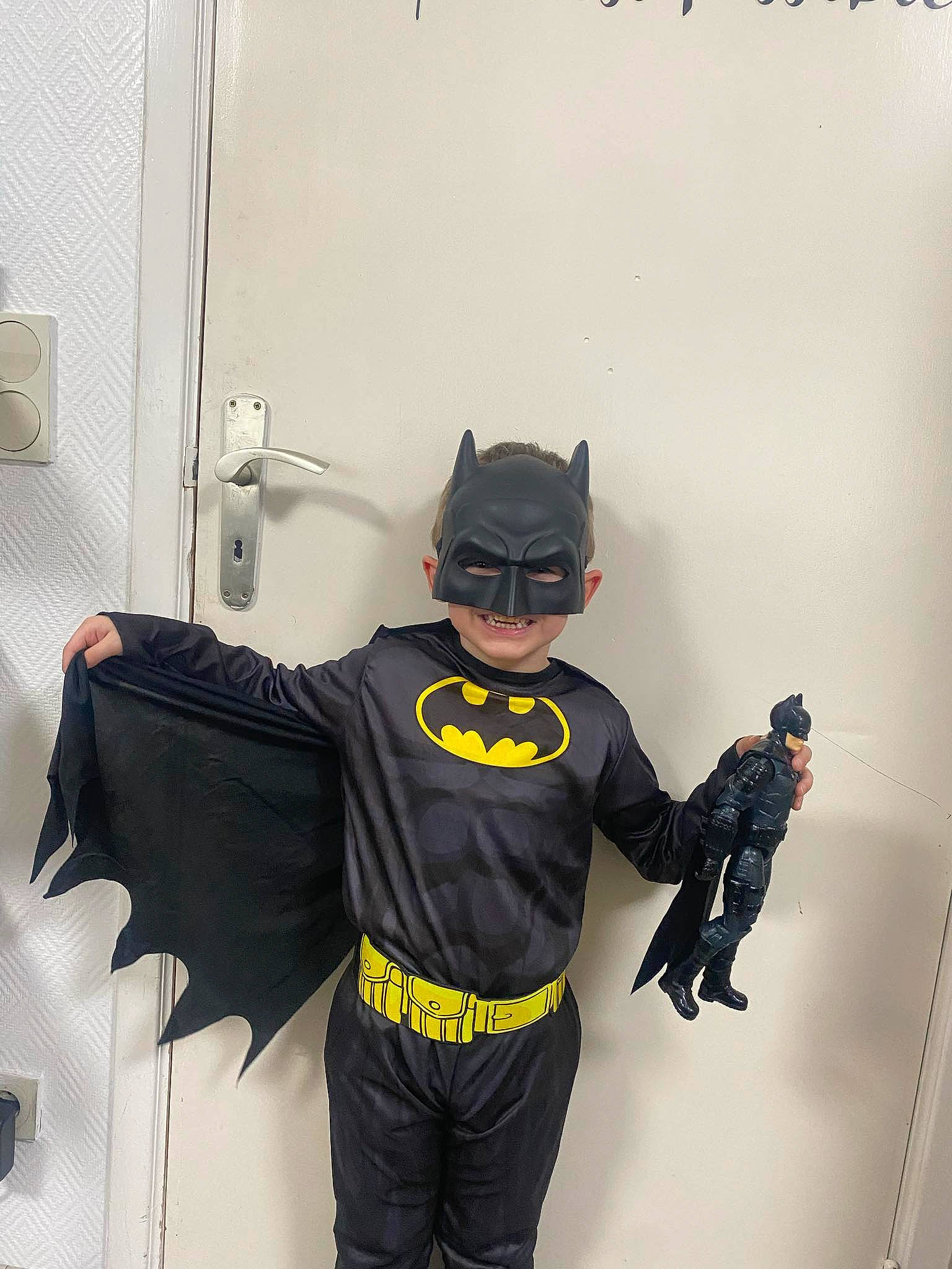 Kilam participe au concours pour gagner de l'argent avec cette photo : action_figure, art, batman, cape, cosplay, costume, fictional_character, figurine, flooring, gesture, hero, justice_league, masque, person, personal_protective_equipment, room, sleeve, superhero, supervillain, t_shirt