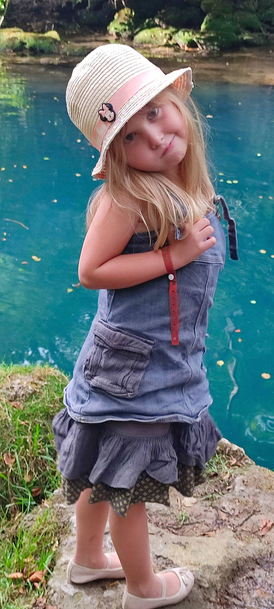 Taïs a rejoint le concours — aidez-le/la à gagner de superbes lots ! beauty, blond, cap, child, flash_photography, fun, grass, hair, happy, hat, headwear, long_hair, mammal, people_in_nature, person, pink, smile, summer, sun_hat, toddler