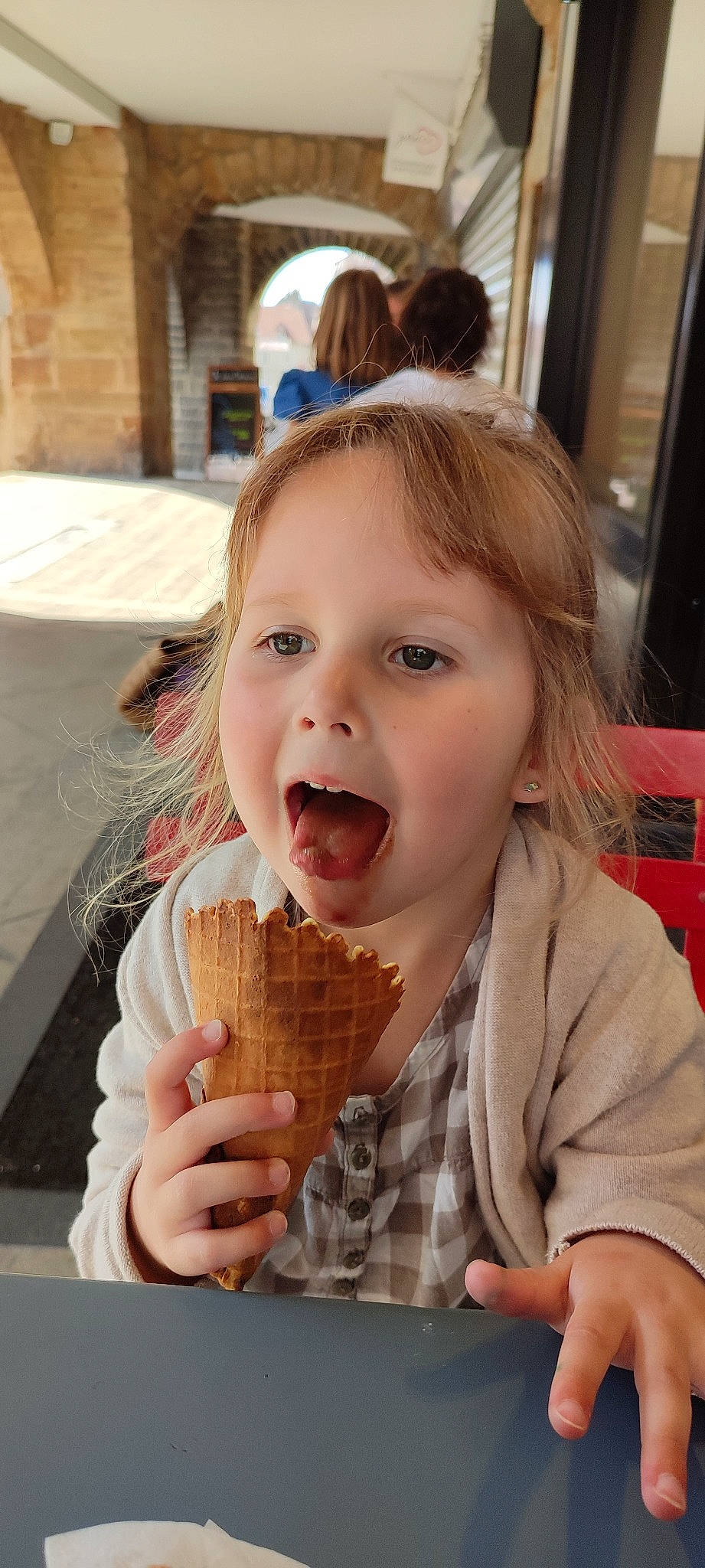 Taïs participe au concours pour gagner de l'argent avec cette photo : baked_goods, comfort_food, cuisine, dessert, dish, fast_food, finger_food, food, food_craving, frozen_dessert, gelato, happy, ice_cream, ice_cream_cone, ingredient, junk_food, person, soft_serve_ice_creams, sweetness, tableware