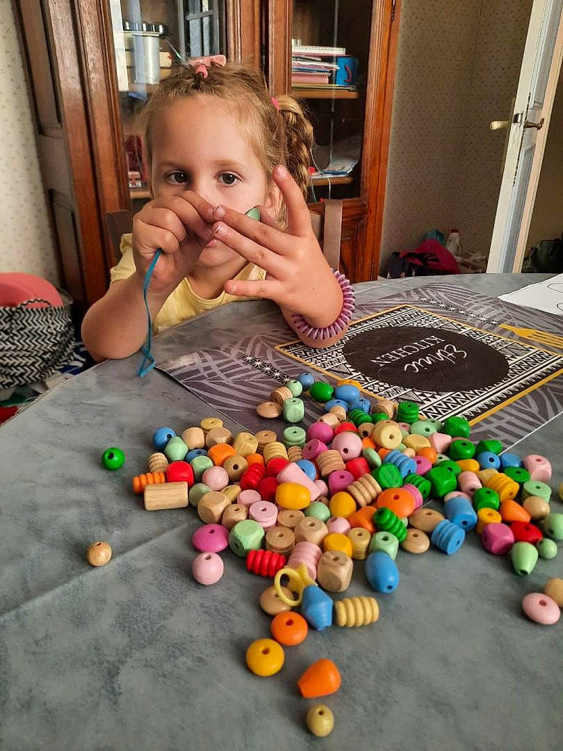 Taïs a rejoint le concours — aidez-le/la à gagner de superbes lots ! candy, child, confectionery, event, finger, flooring, fun, games, glass, hand, indoor_games_and_sports, leisure, person, play, recreation, room, sweetness, table, toddler, toy