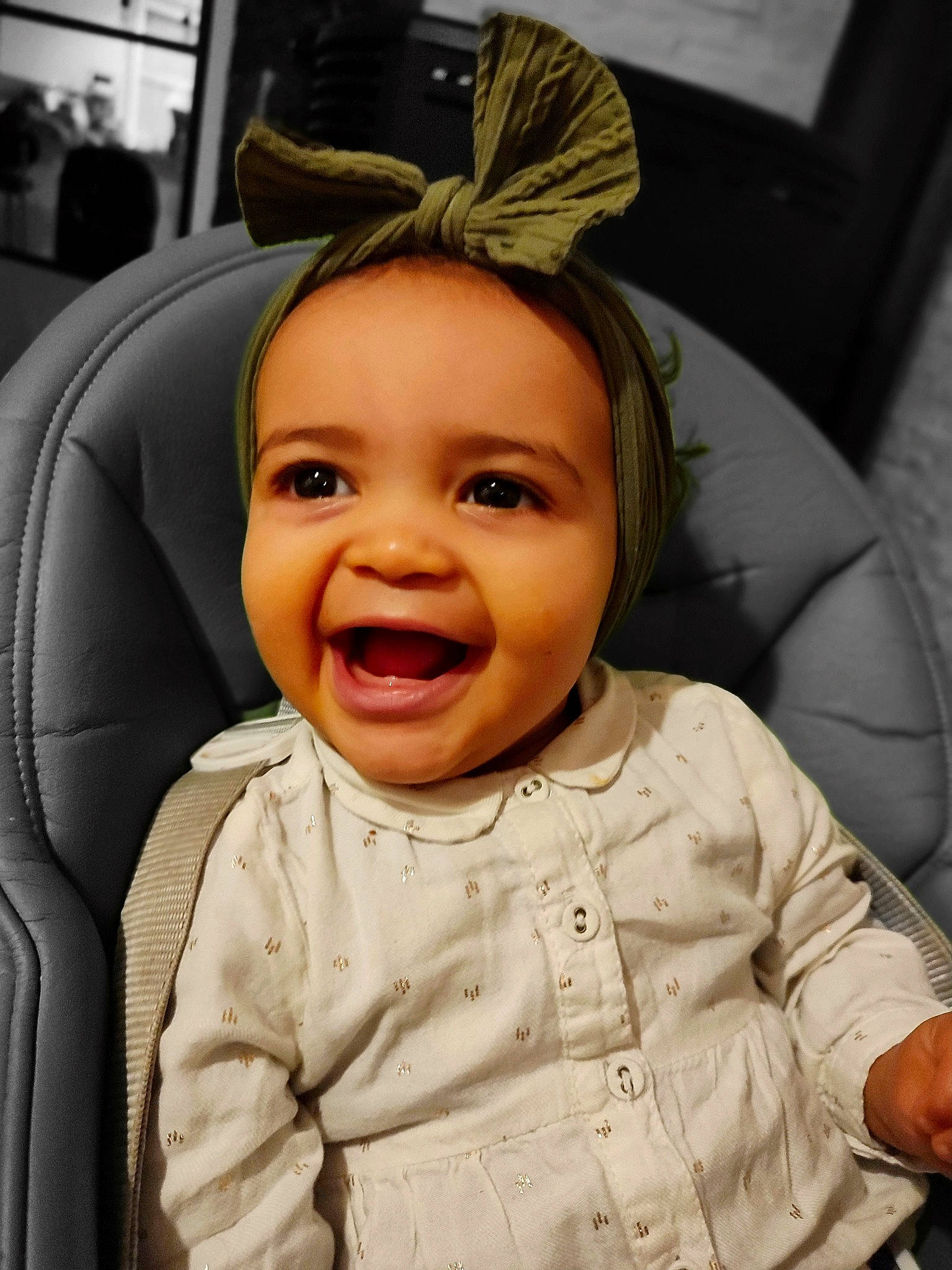 Naïa a rejoint le concours — aidez-le/la à gagner de superbes lots ! baby_toddler_clothing, cheek, comfort, ear, eye, face, facial_expression, gesture, hairstyle, happy, human_body, iris, lip, mammal, mouth, nose, person, product, skin, sleeve